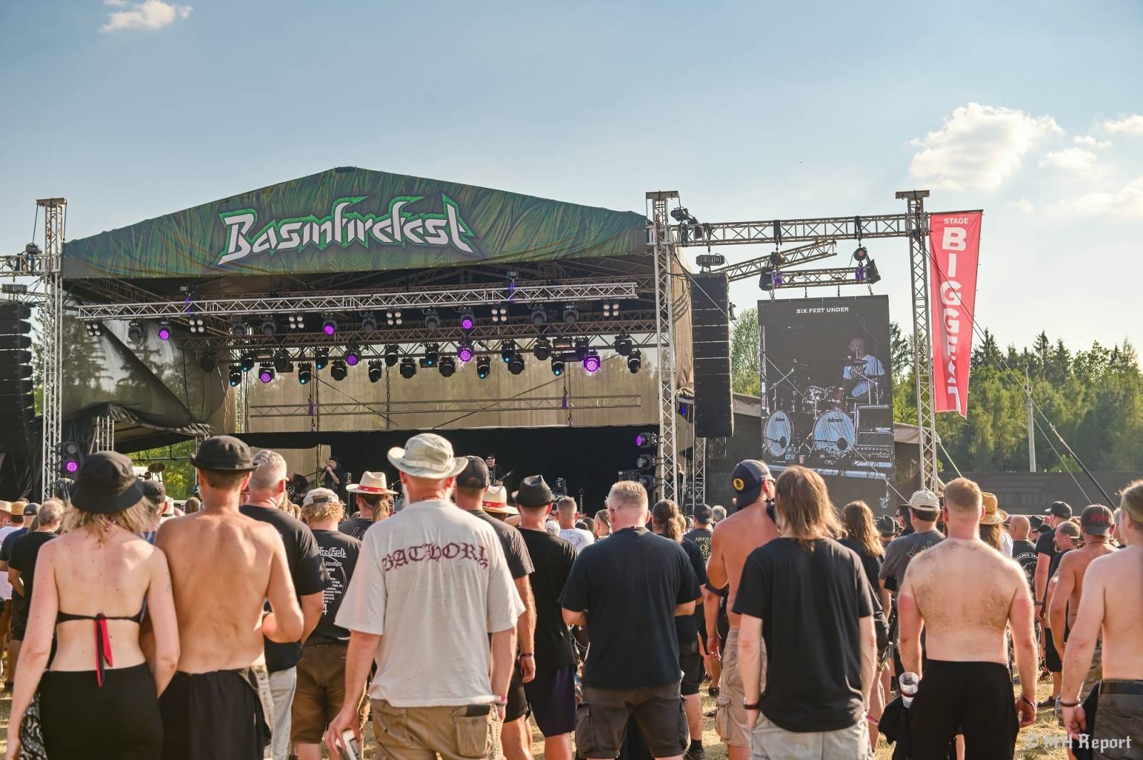 Tahákem třetího dne Basinfirefestu byli Napalm Death, dorazili i Paradise Lost a Six Feet Under