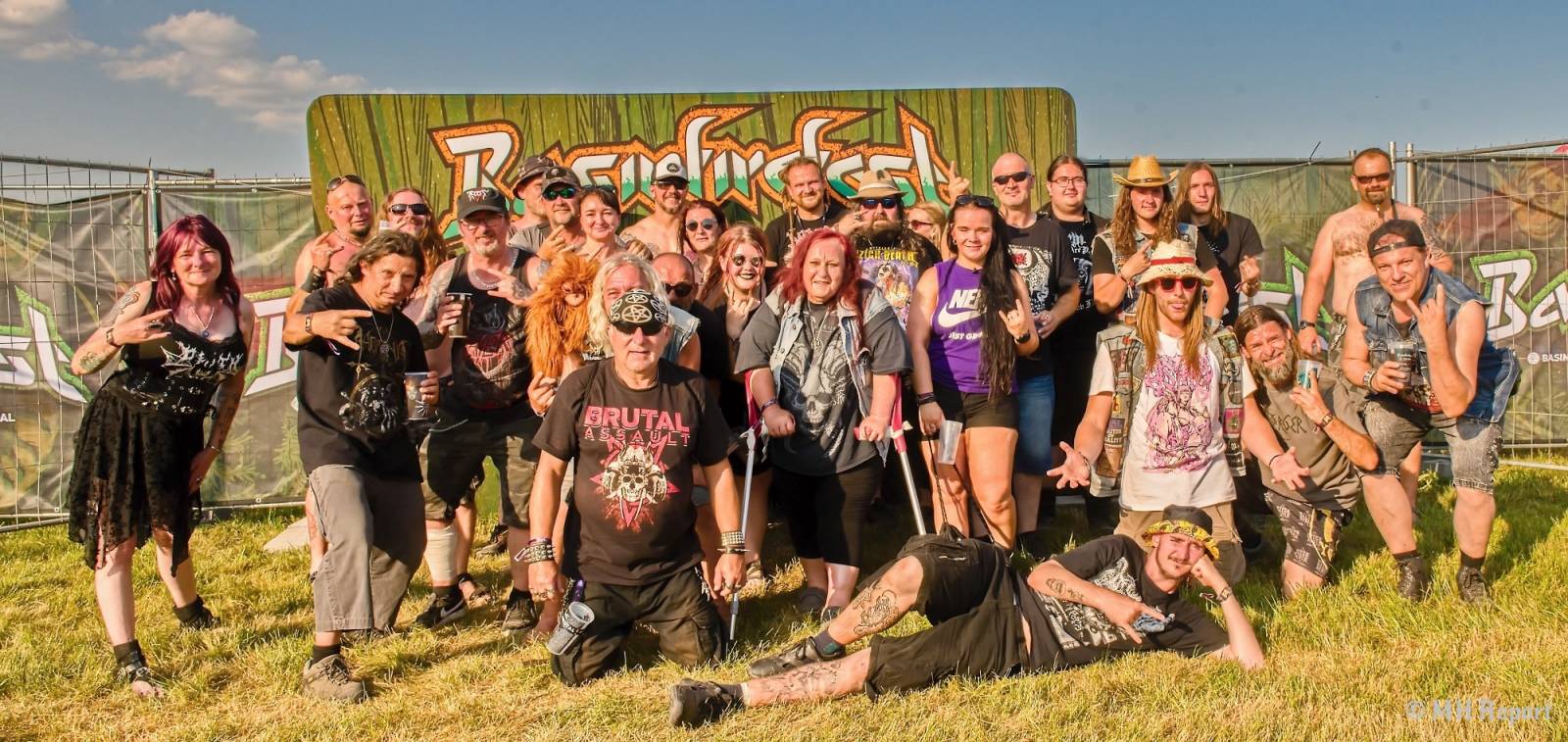 Tahákem třetího dne Basinfirefestu byli Napalm Death, dorazili i Paradise Lost a Six Feet Under