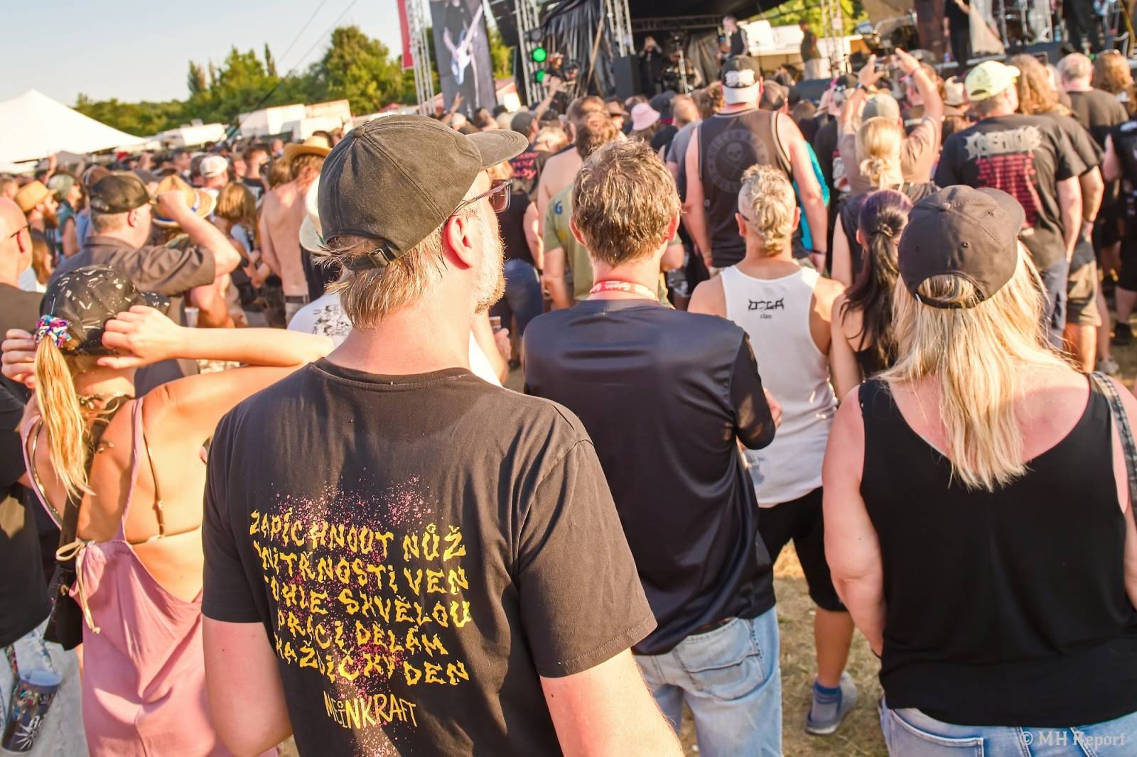 Tahákem třetího dne Basinfirefestu byli Napalm Death, dorazili i Paradise Lost a Six Feet Under