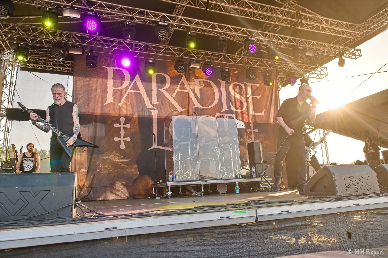 Tahákem třetího dne Basinfirefestu byli Napalm Death, dorazili i Paradise Lost a Six Feet Under