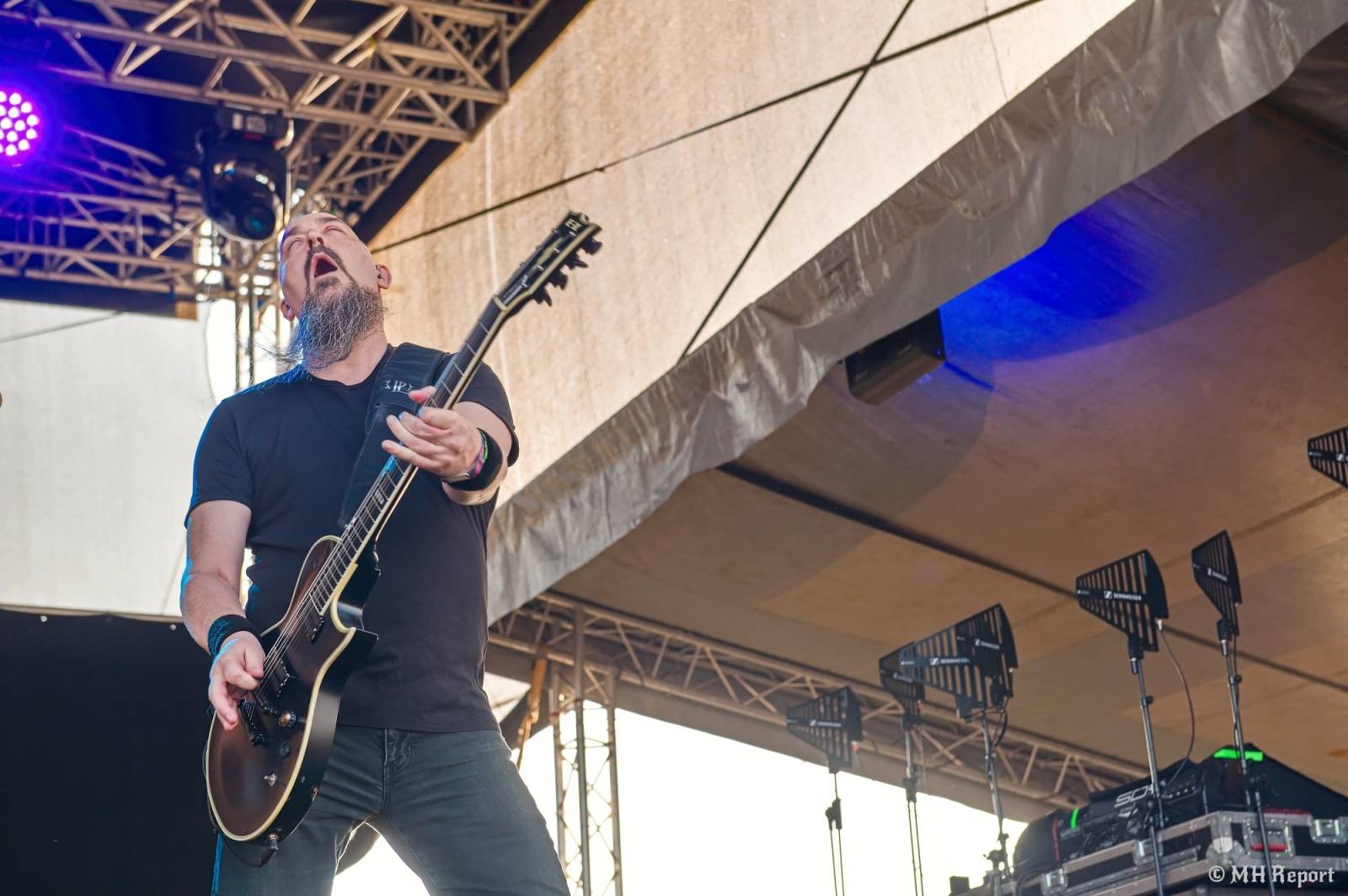 Tahákem třetího dne Basinfirefestu byli Napalm Death, dorazili i Paradise Lost a Six Feet Under
