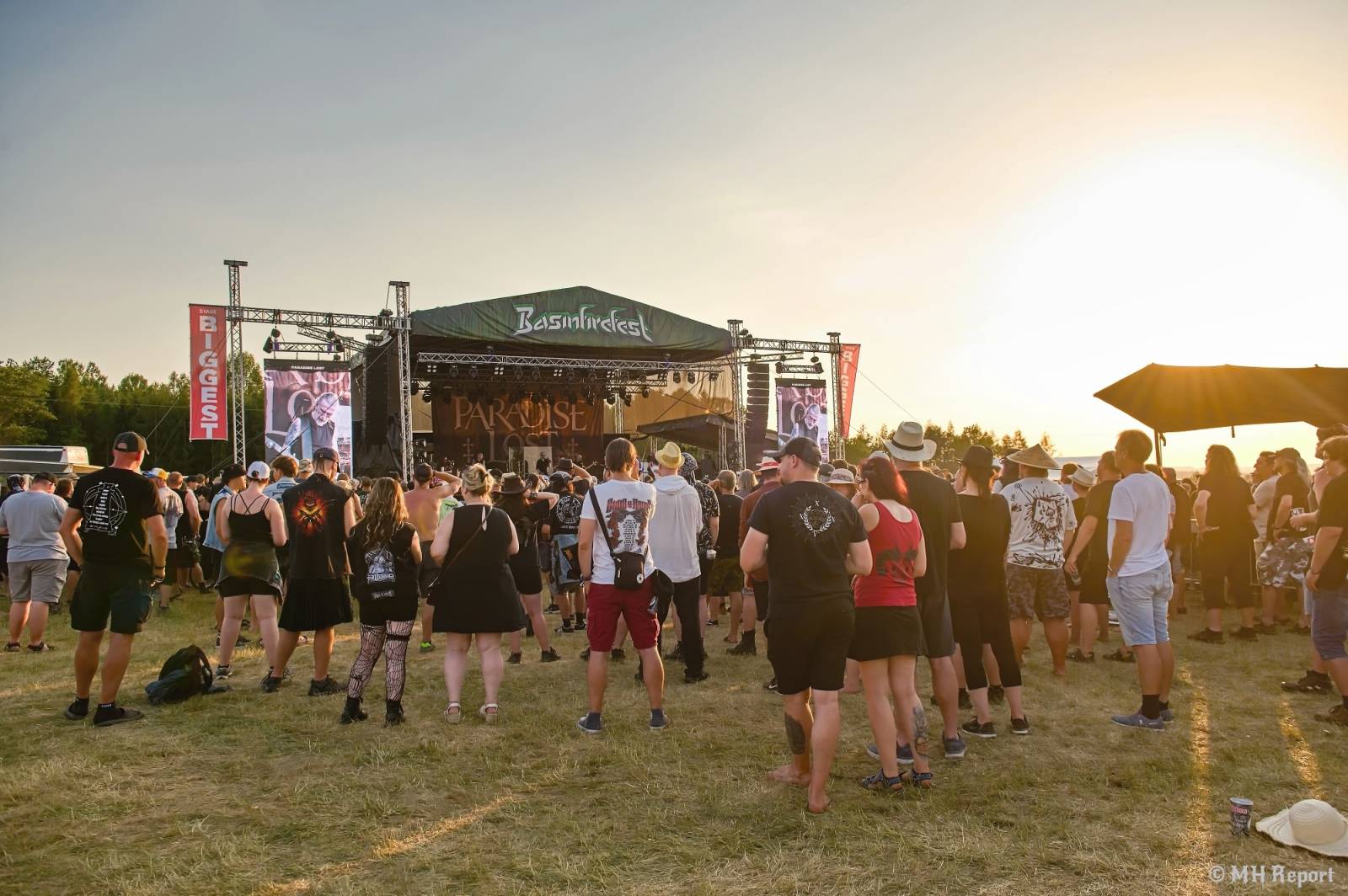 Tahákem třetího dne Basinfirefestu byli Napalm Death, dorazili i Paradise Lost a Six Feet Under