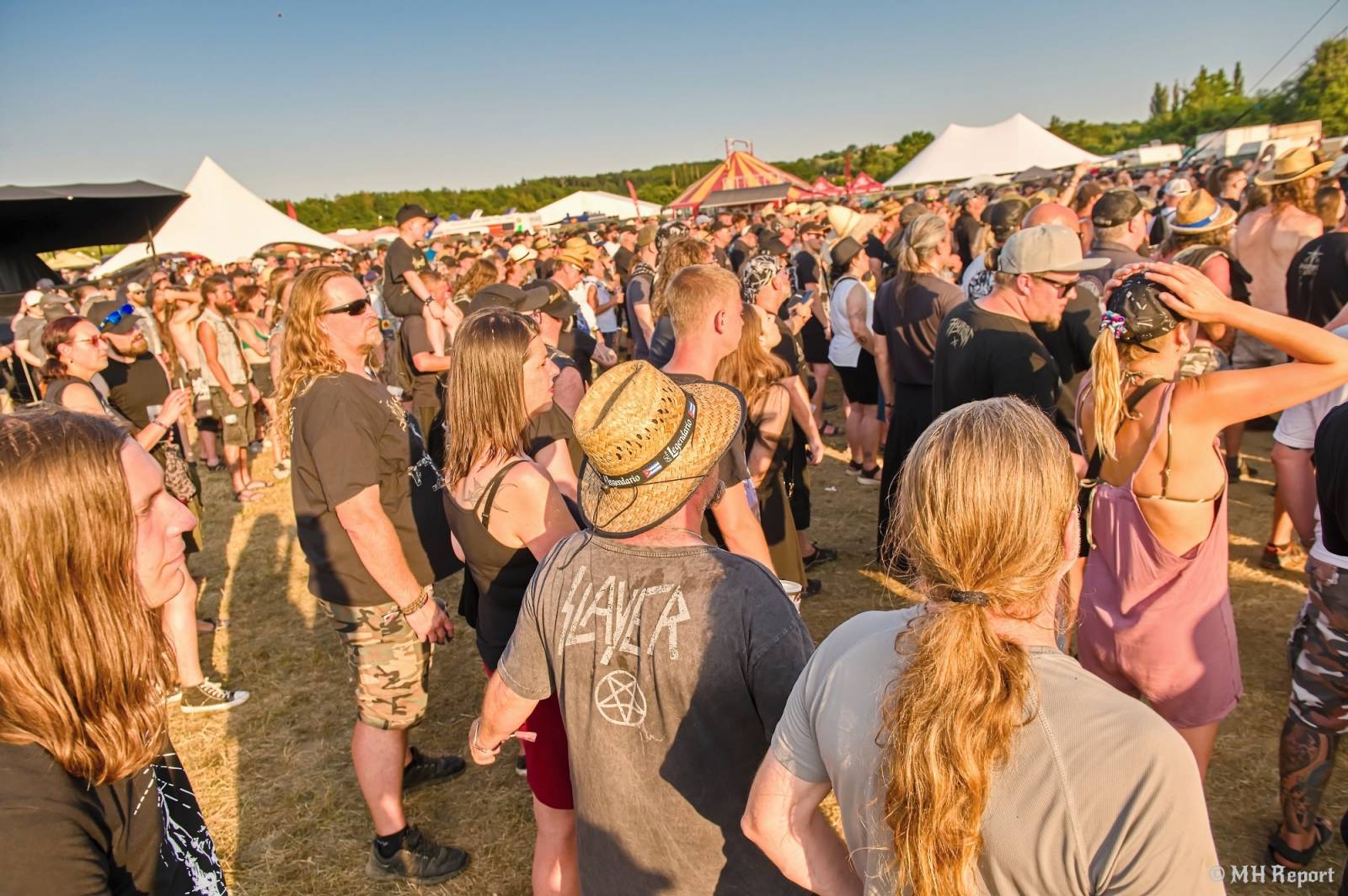 Tahákem třetího dne Basinfirefestu byli Napalm Death, dorazili i Paradise Lost a Six Feet Under