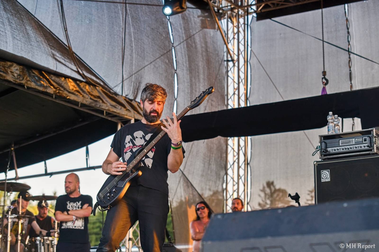 Tahákem třetího dne Basinfirefestu byli Napalm Death, dorazili i Paradise Lost a Six Feet Under