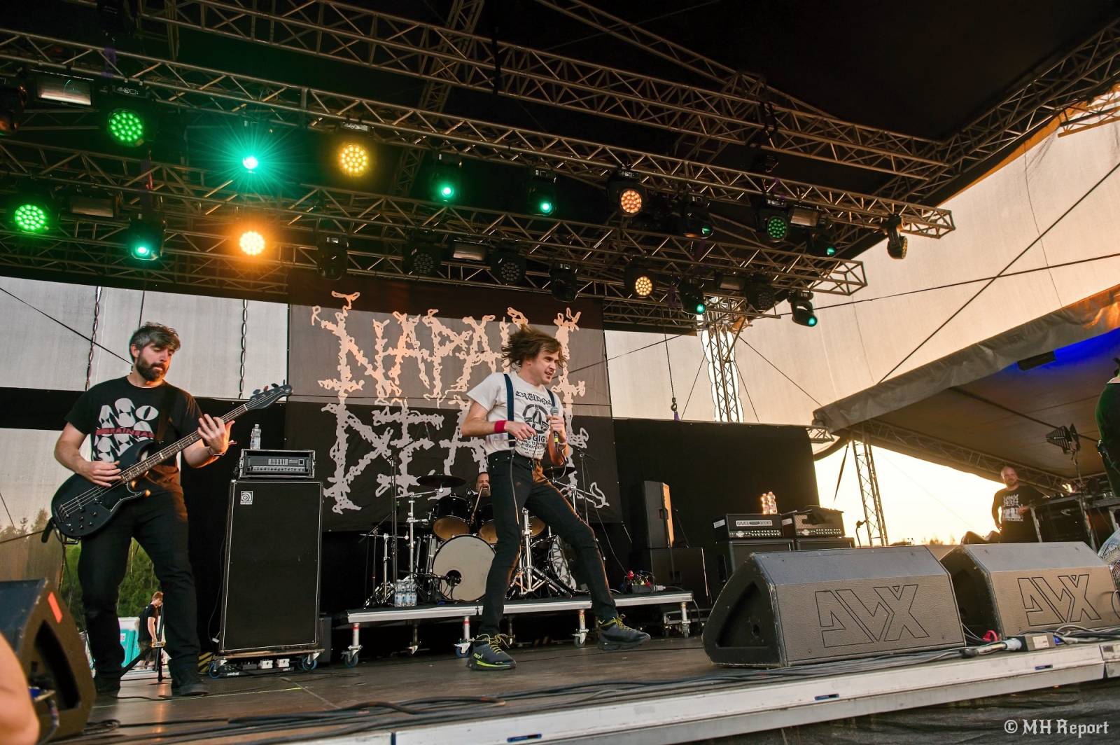 Tahákem třetího dne Basinfirefestu byli Napalm Death, dorazili i Paradise Lost a Six Feet Under