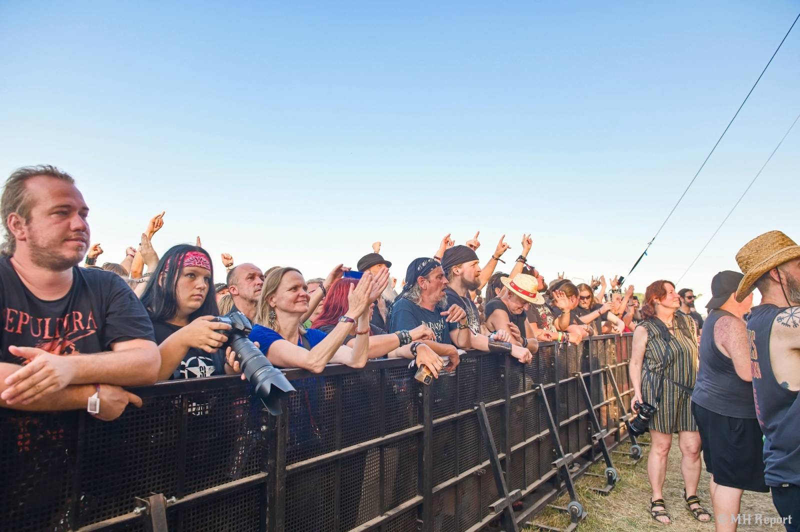 Tahákem třetího dne Basinfirefestu byli Napalm Death, dorazili i Paradise Lost a Six Feet Under