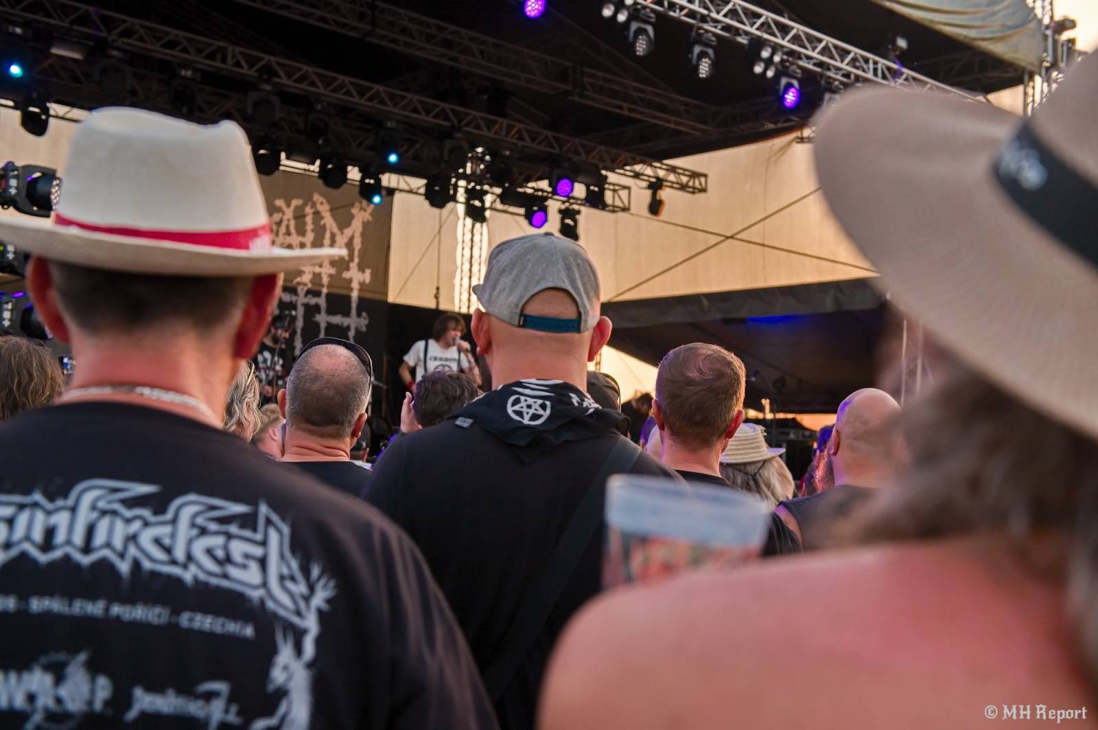 Tahákem třetího dne Basinfirefestu byli Napalm Death, dorazili i Paradise Lost a Six Feet Under