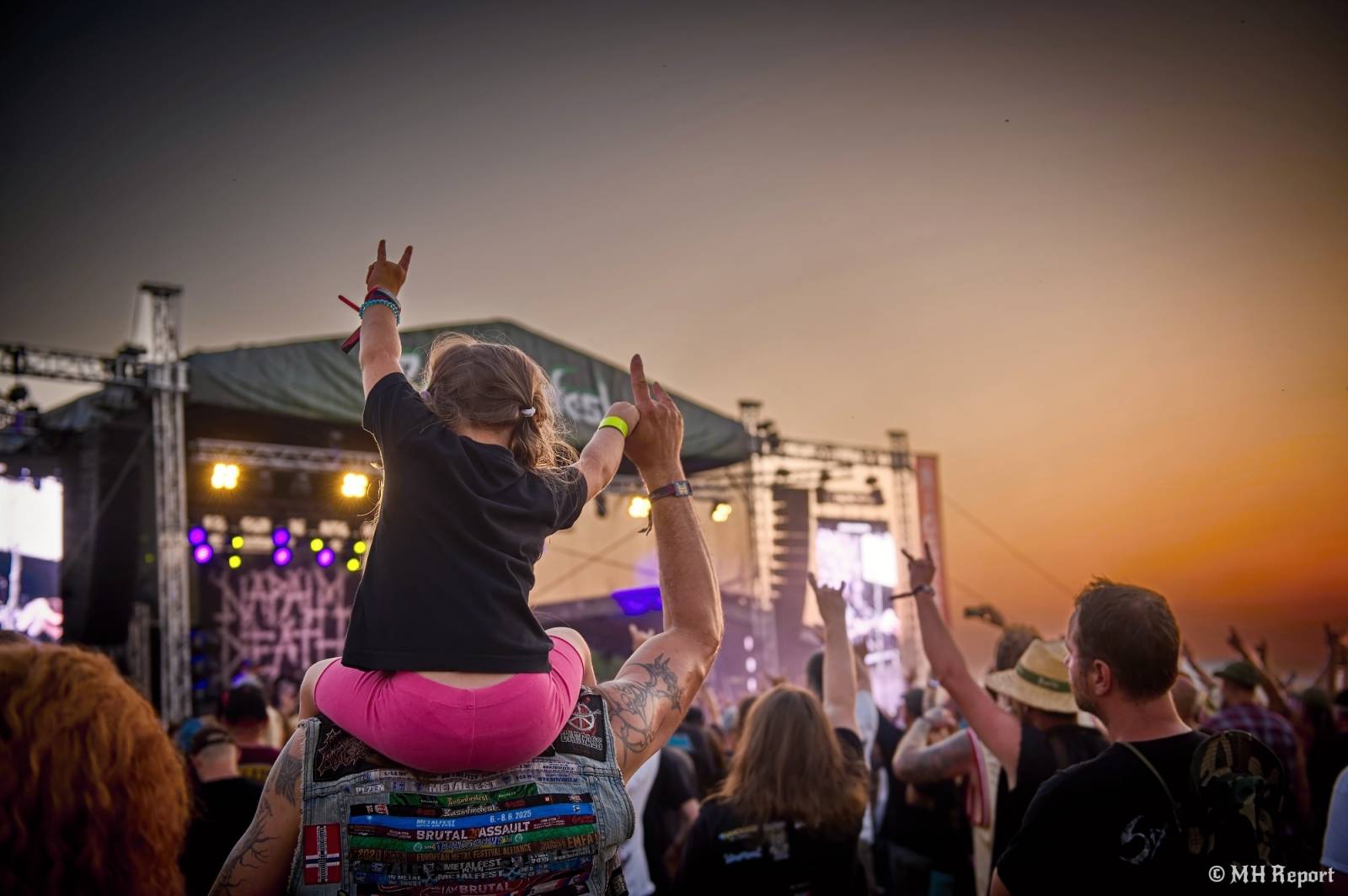Tahákem třetího dne Basinfirefestu byli Napalm Death, dorazili i Paradise Lost a Six Feet Under