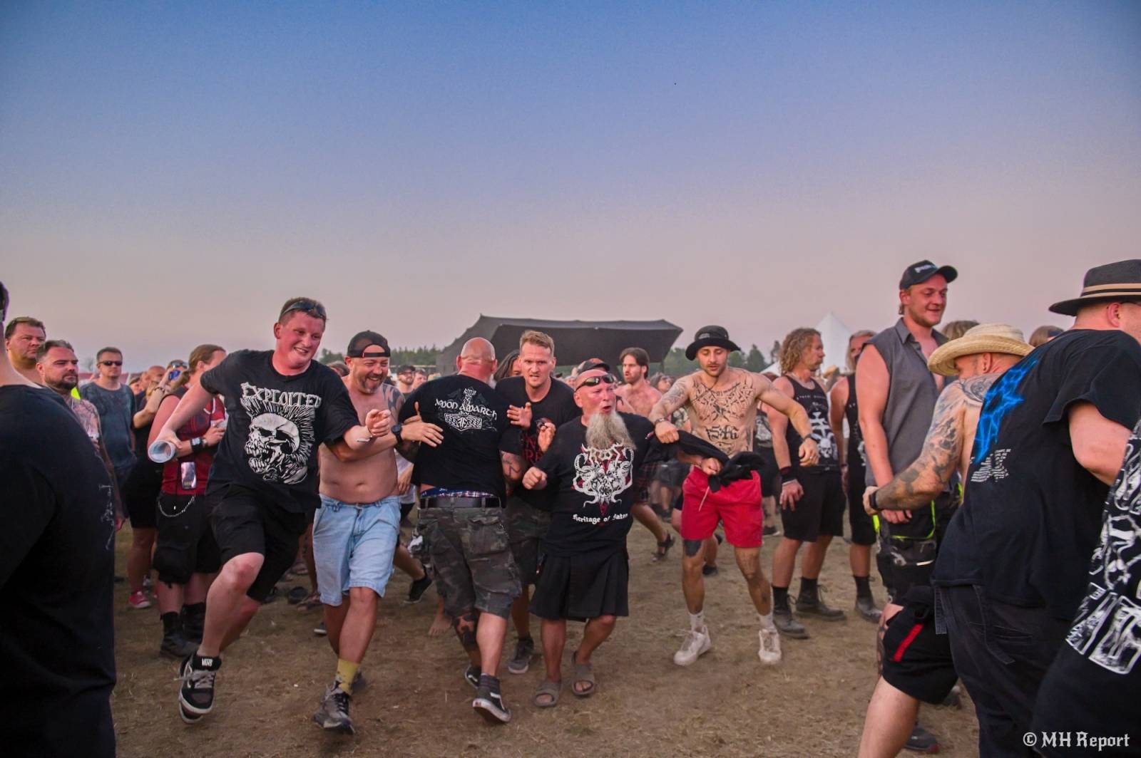 Tahákem třetího dne Basinfirefestu byli Napalm Death, dorazili i Paradise Lost a Six Feet Under
