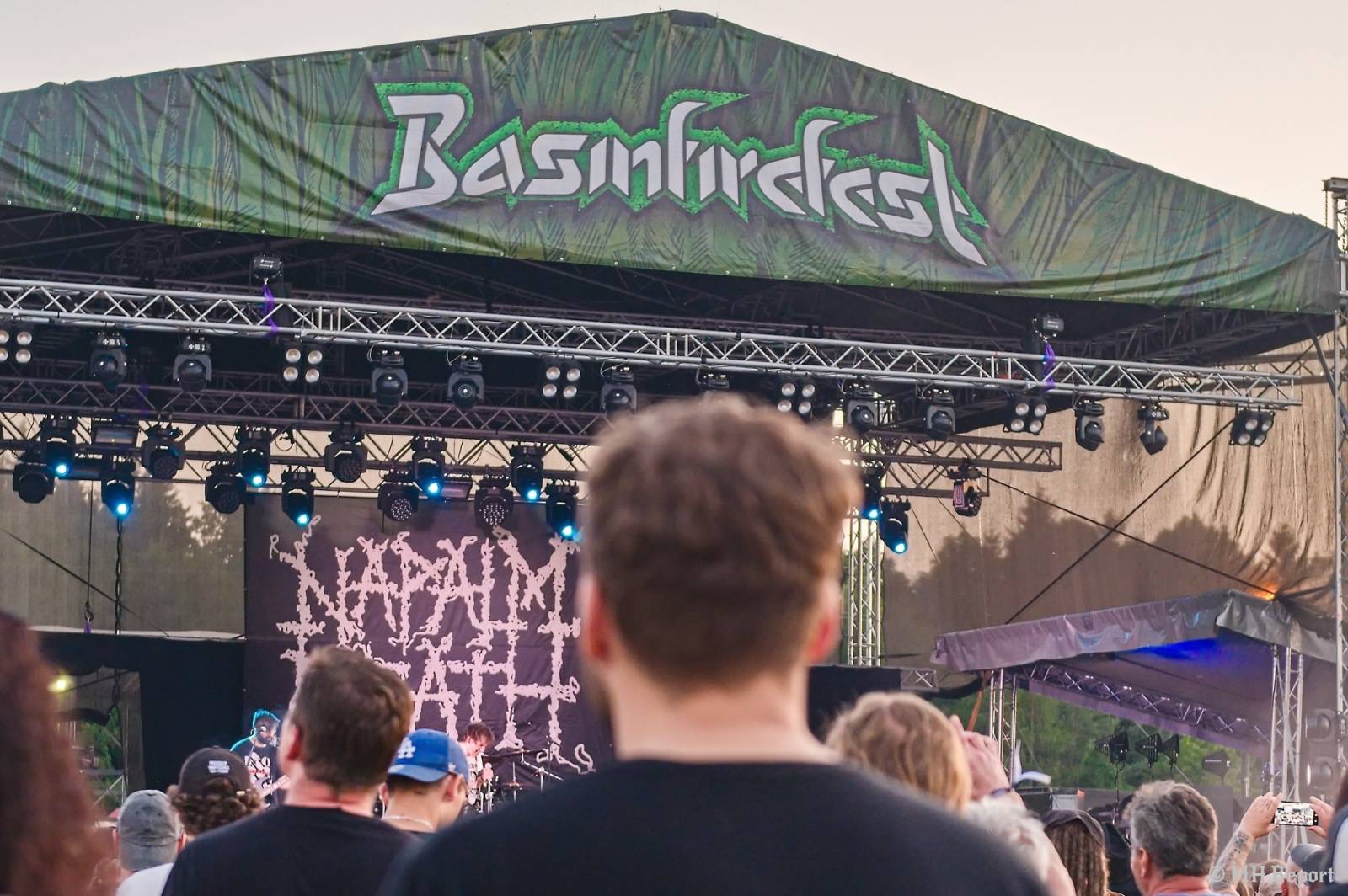 Tahákem třetího dne Basinfirefestu byli Napalm Death, dorazili i Paradise Lost a Six Feet Under