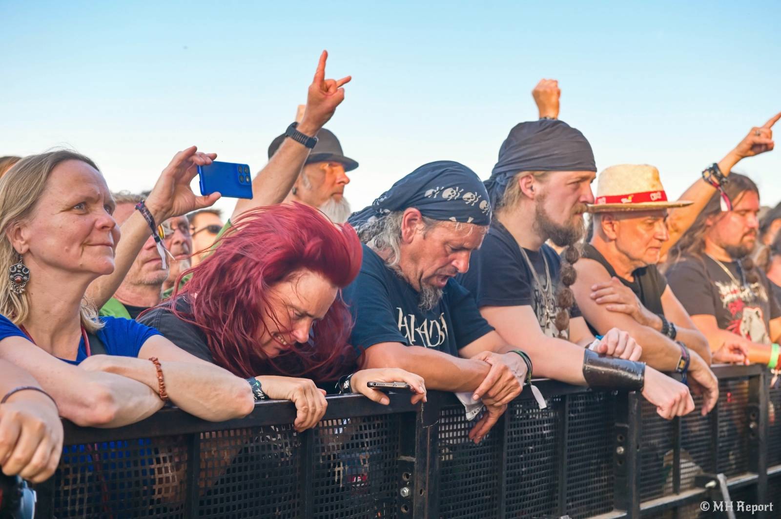 Tahákem třetího dne Basinfirefestu byli Napalm Death, dorazili i Paradise Lost a Six Feet Under