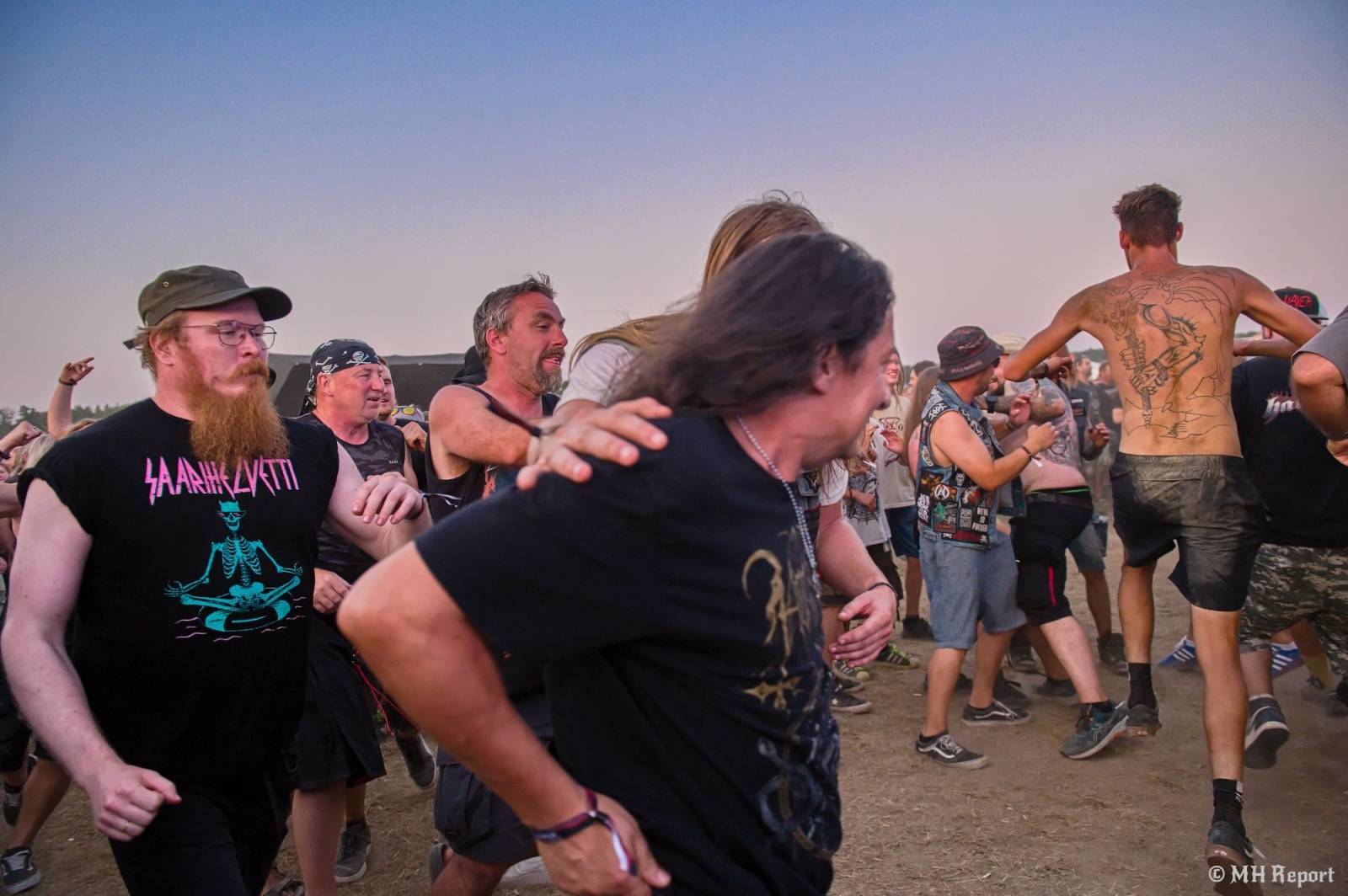 Tahákem třetího dne Basinfirefestu byli Napalm Death, dorazili i Paradise Lost a Six Feet Under