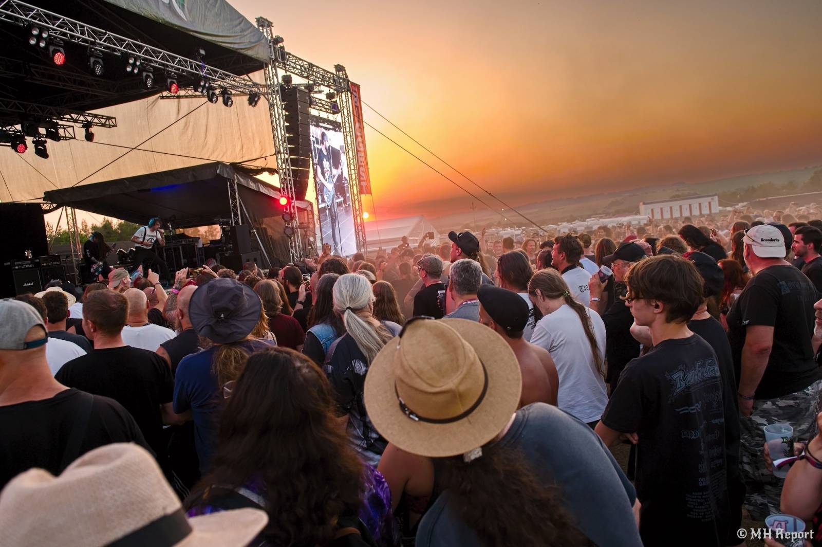 Tahákem třetího dne Basinfirefestu byli Napalm Death, dorazili i Paradise Lost a Six Feet Under