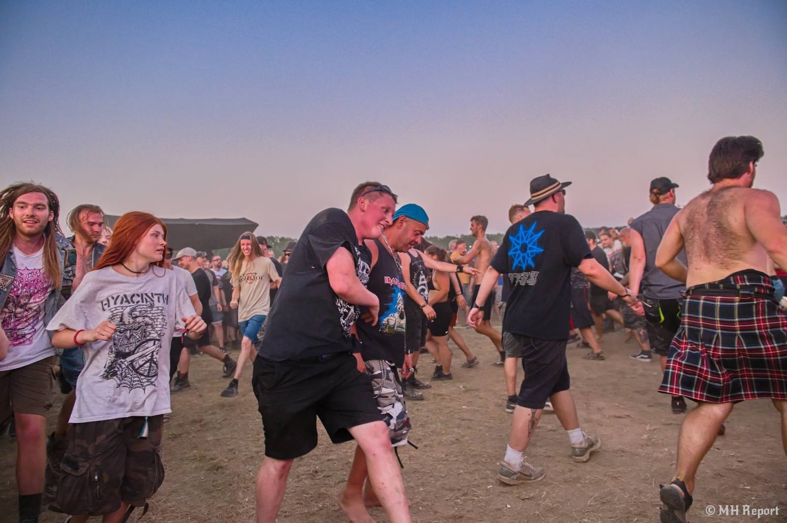 Tahákem třetího dne Basinfirefestu byli Napalm Death, dorazili i Paradise Lost a Six Feet Under