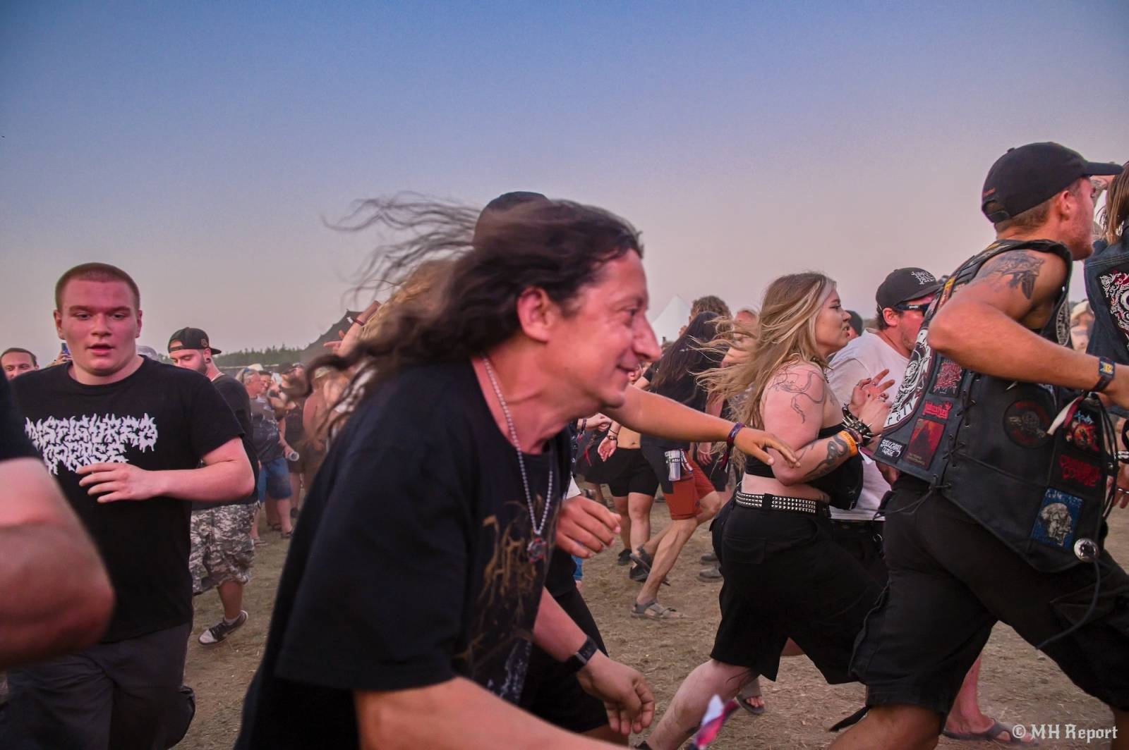 Tahákem třetího dne Basinfirefestu byli Napalm Death, dorazili i Paradise Lost a Six Feet Under