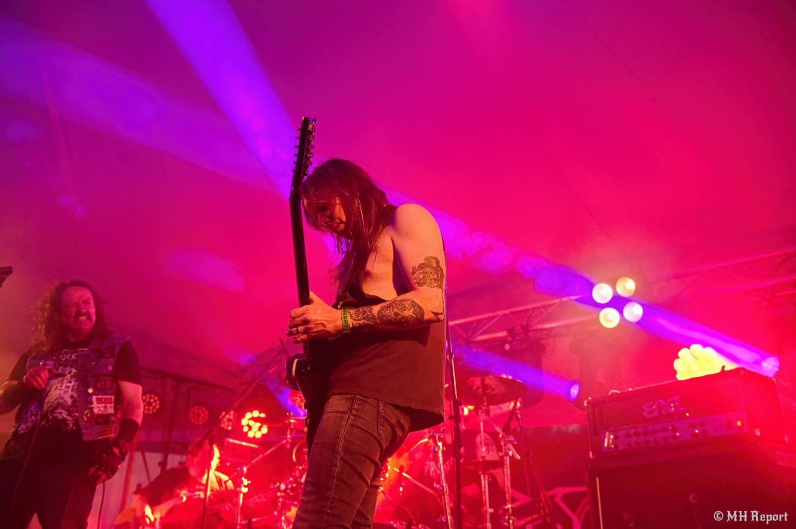 Tahákem třetího dne Basinfirefestu byli Napalm Death, dorazili i Paradise Lost a Six Feet Under