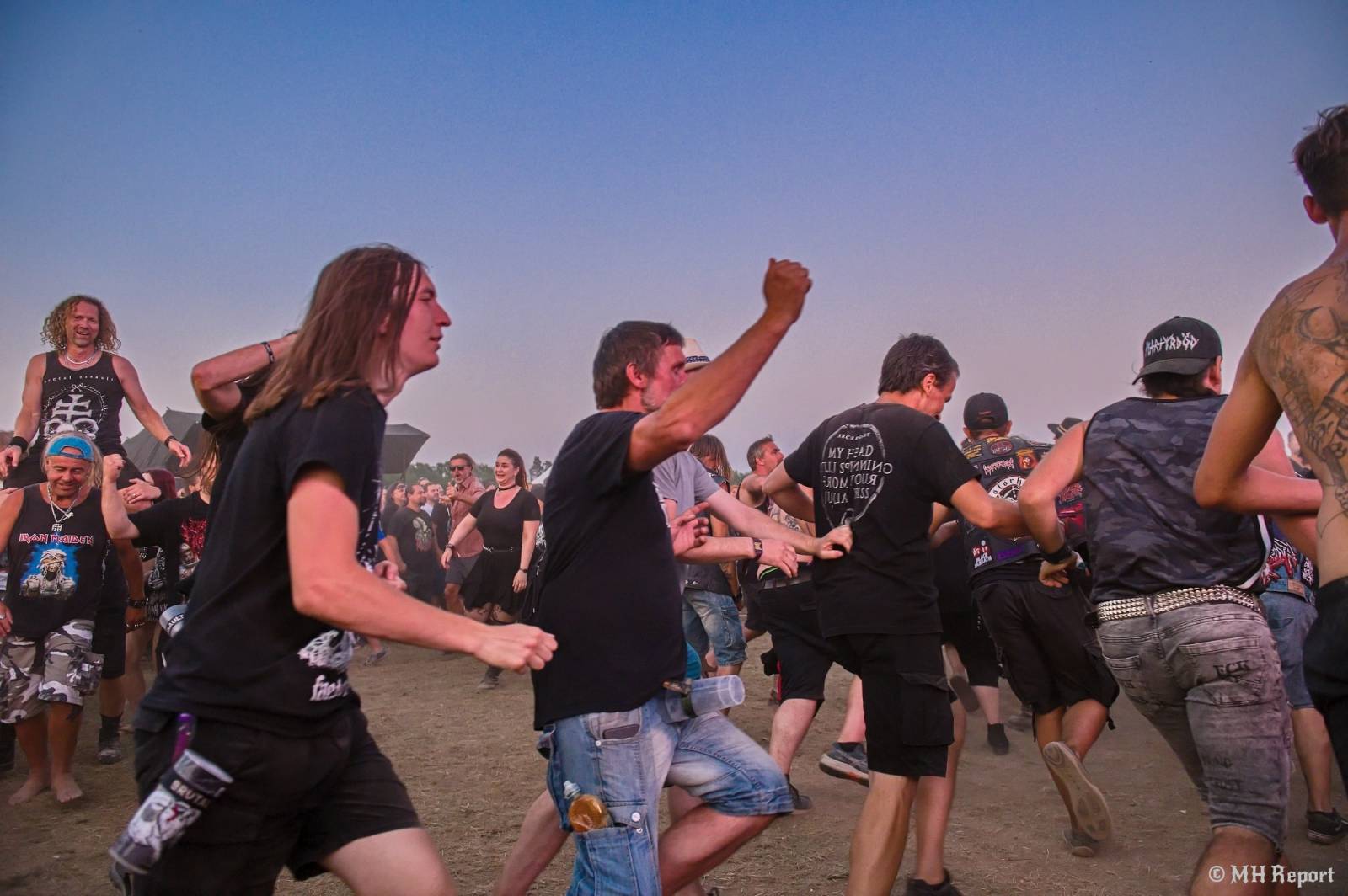 Tahákem třetího dne Basinfirefestu byli Napalm Death, dorazili i Paradise Lost a Six Feet Under