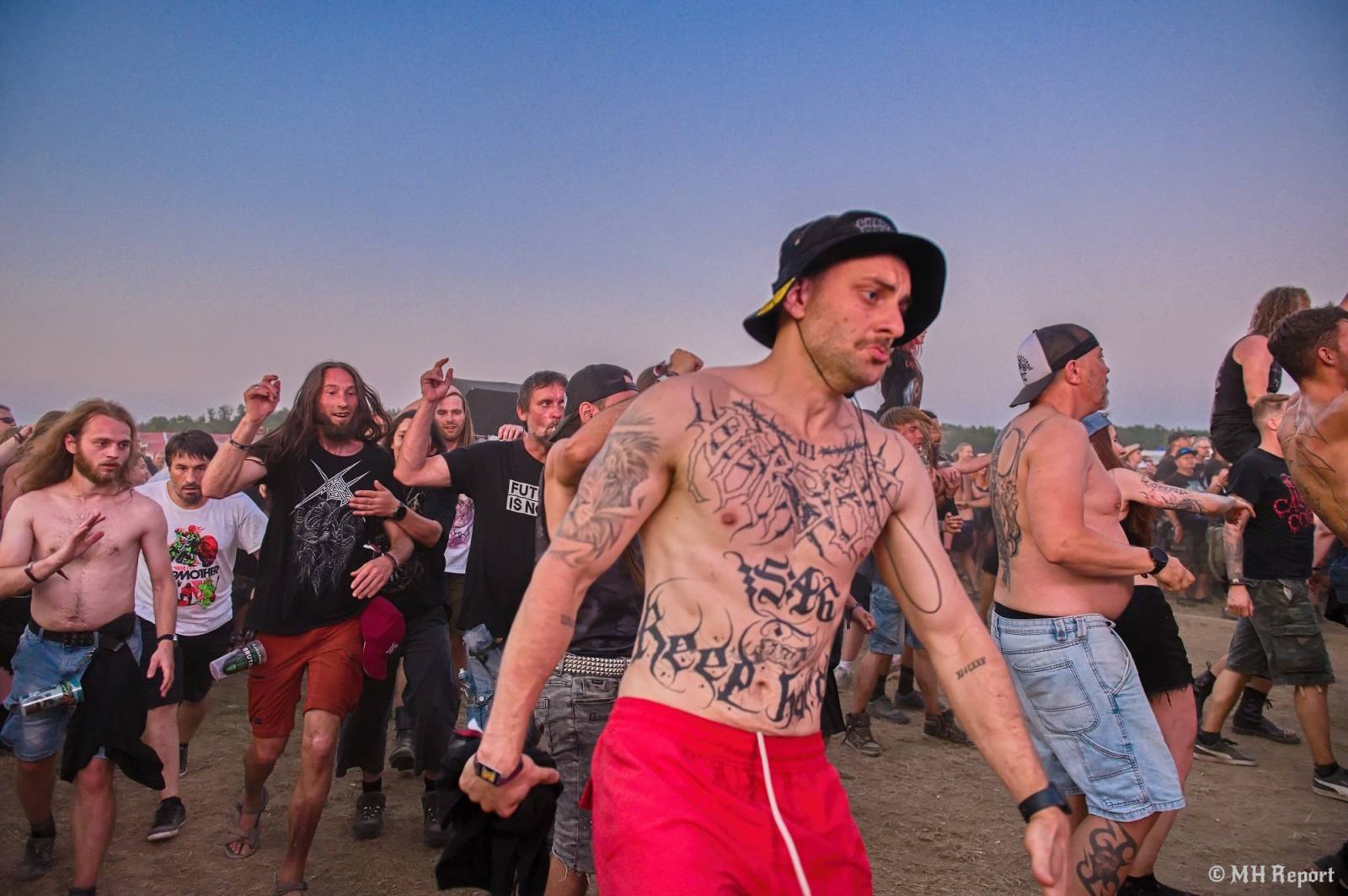 Tahákem třetího dne Basinfirefestu byli Napalm Death, dorazili i Paradise Lost a Six Feet Under
