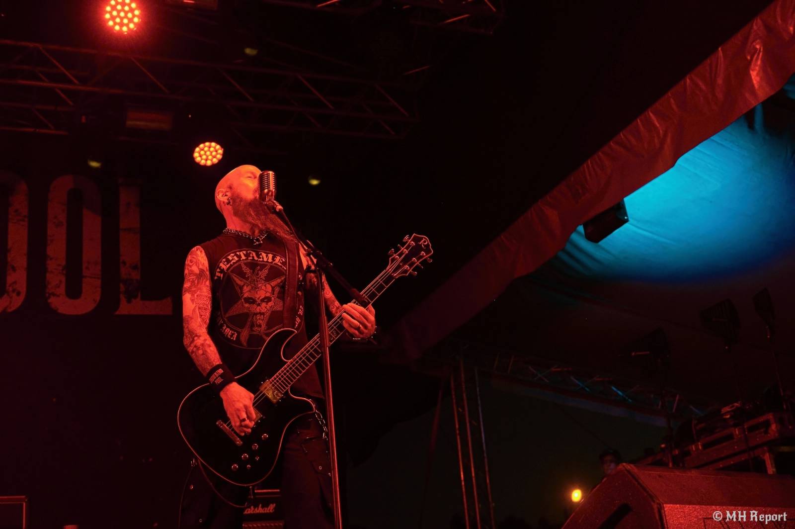 Tahákem třetího dne Basinfirefestu byli Napalm Death, dorazili i Paradise Lost a Six Feet Under