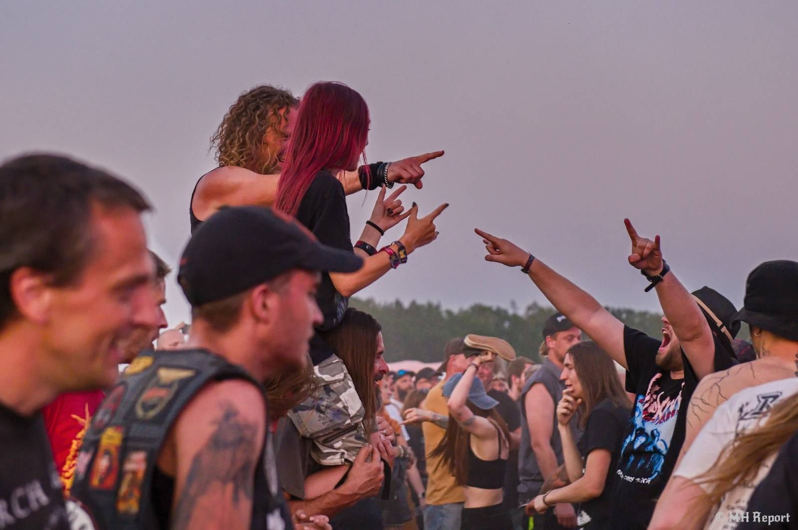 Tahákem třetího dne Basinfirefestu byli Napalm Death, dorazili i Paradise Lost a Six Feet Under