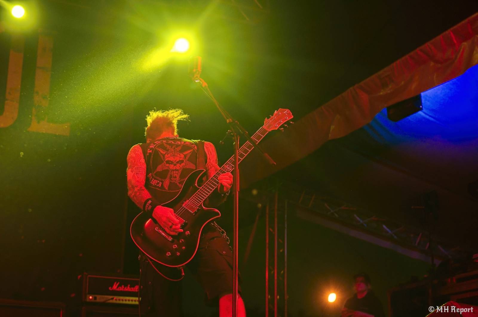 Tahákem třetího dne Basinfirefestu byli Napalm Death, dorazili i Paradise Lost a Six Feet Under