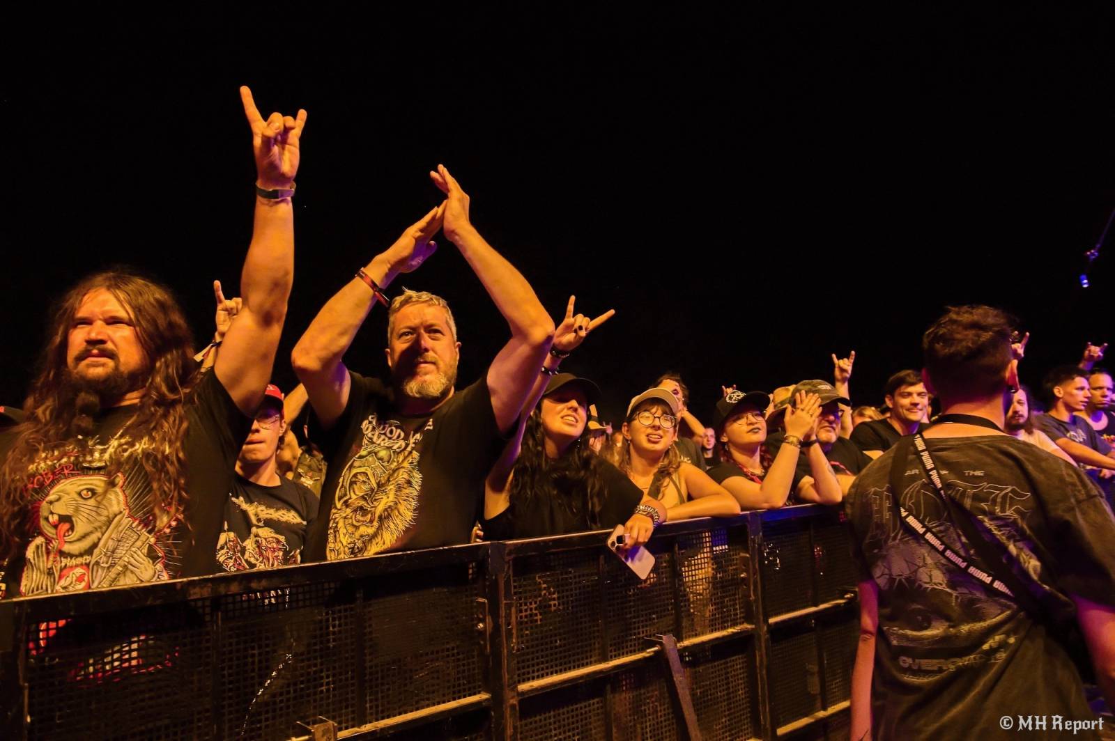 Tahákem třetího dne Basinfirefestu byli Napalm Death, dorazili i Paradise Lost a Six Feet Under