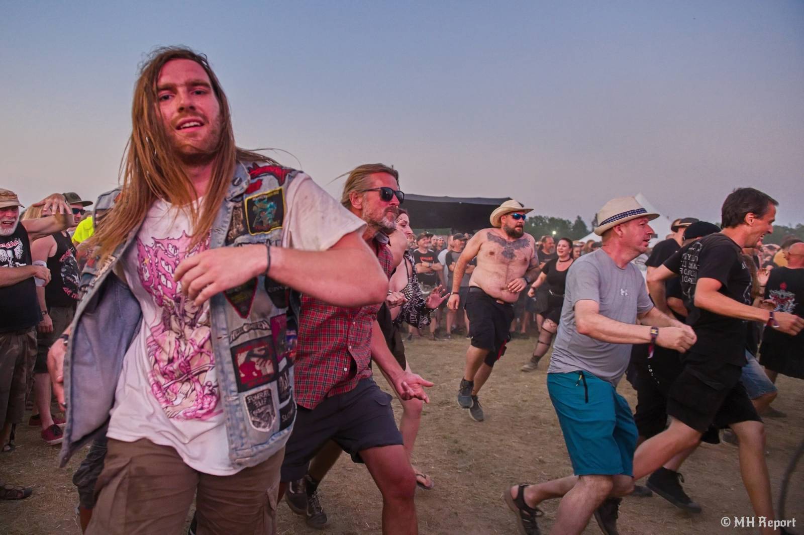 Tahákem třetího dne Basinfirefestu byli Napalm Death, dorazili i Paradise Lost a Six Feet Under