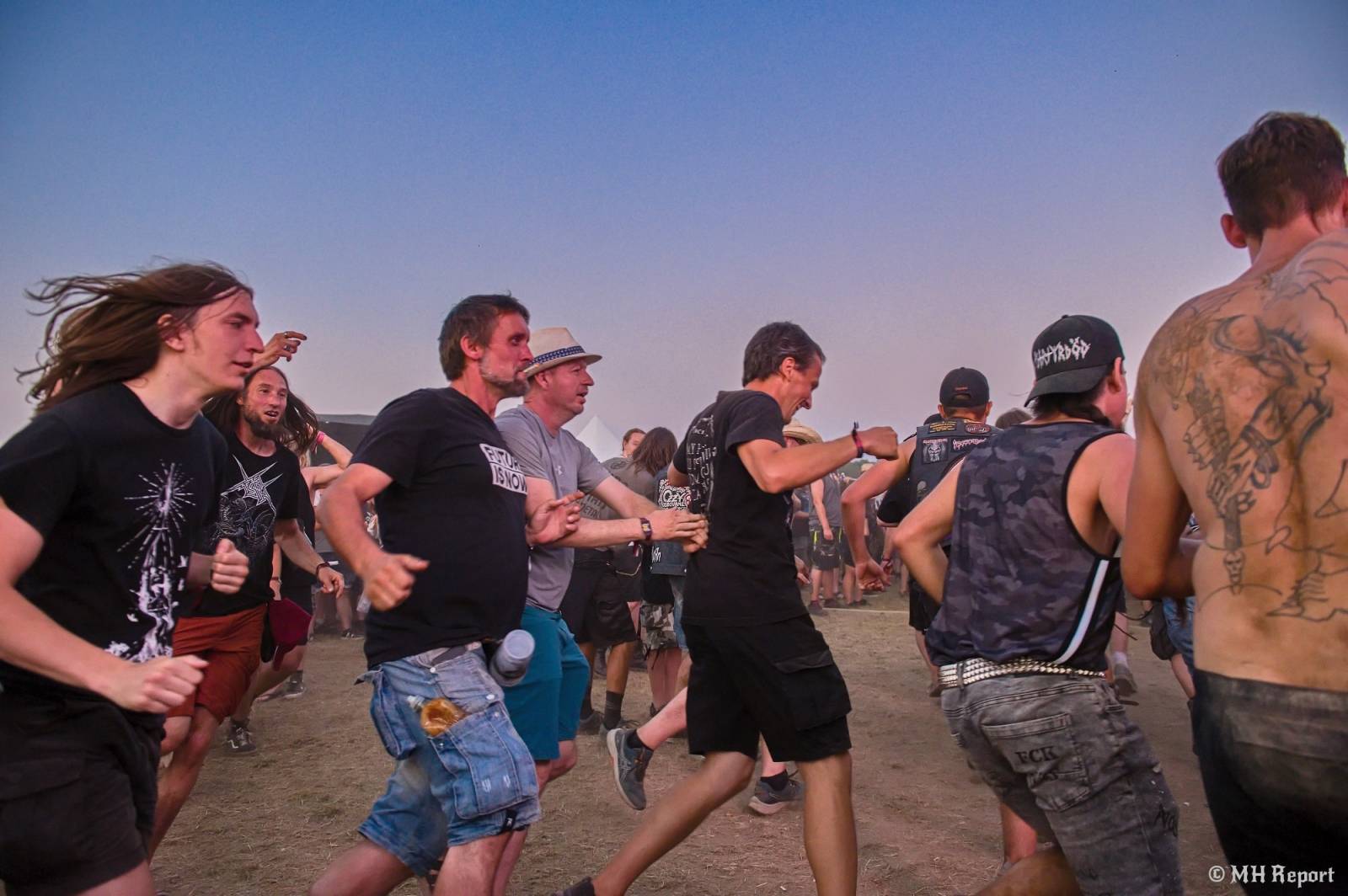 Tahákem třetího dne Basinfirefestu byli Napalm Death, dorazili i Paradise Lost a Six Feet Under