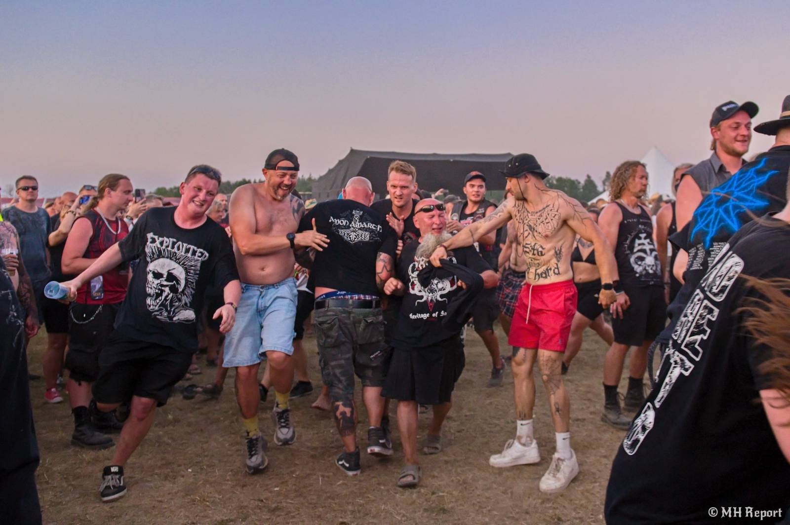 Tahákem třetího dne Basinfirefestu byli Napalm Death, dorazili i Paradise Lost a Six Feet Under