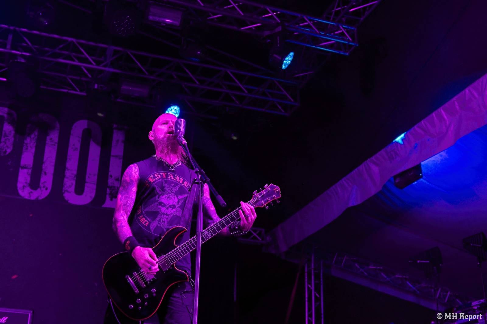 Tahákem třetího dne Basinfirefestu byli Napalm Death, dorazili i Paradise Lost a Six Feet Under