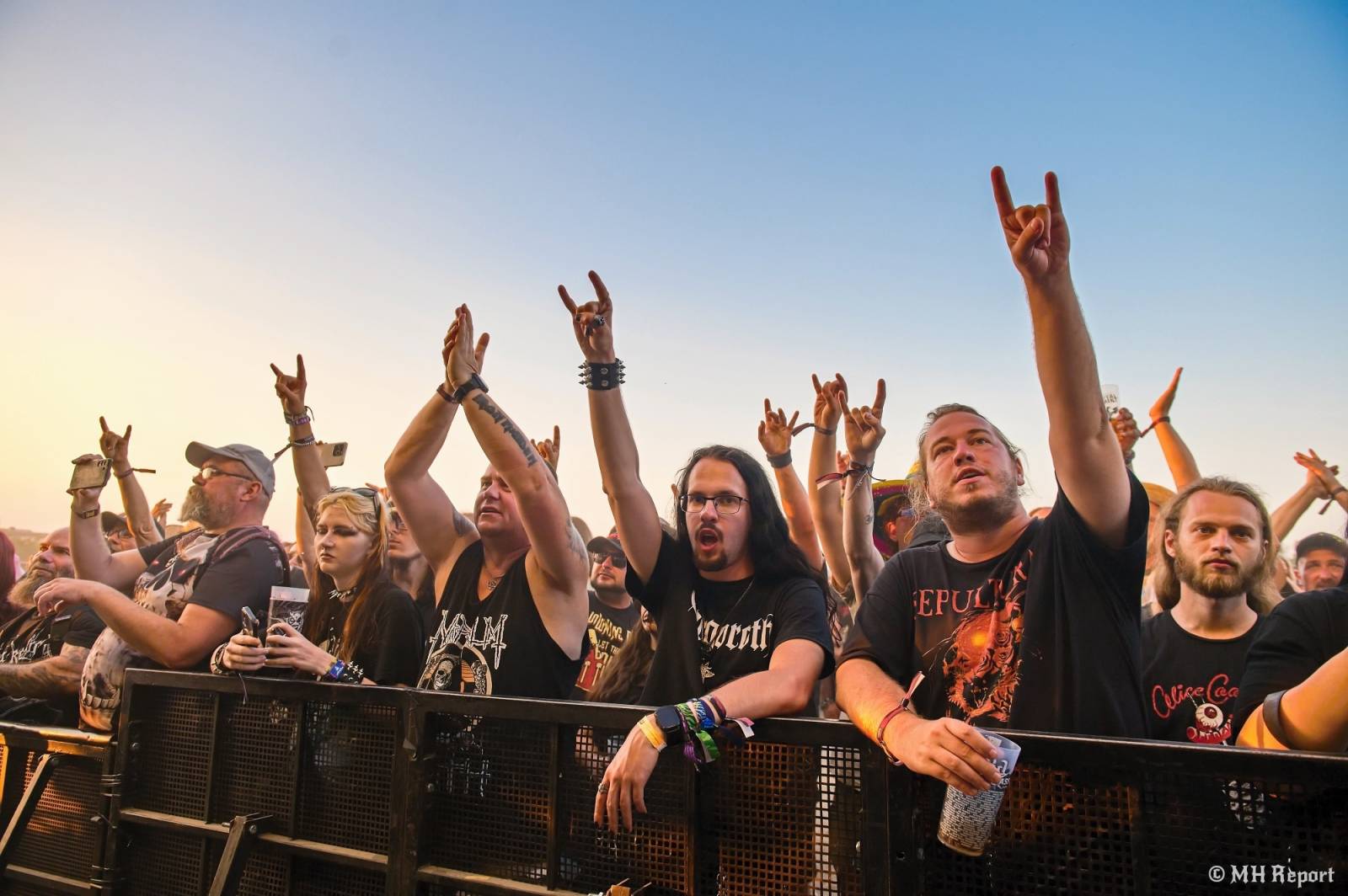 Tahákem třetího dne Basinfirefestu byli Napalm Death, dorazili i Paradise Lost a Six Feet Under