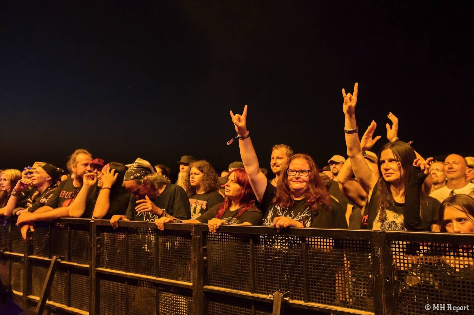 Tahákem třetího dne Basinfirefestu byli Napalm Death, dorazili i Paradise Lost a Six Feet Under