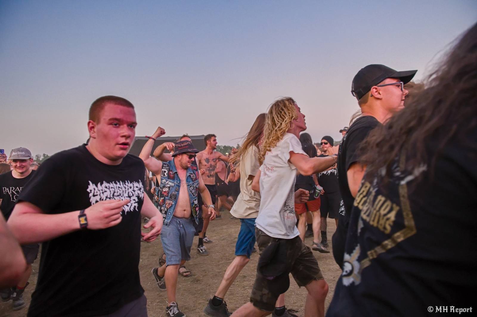 Tahákem třetího dne Basinfirefestu byli Napalm Death, dorazili i Paradise Lost a Six Feet Under