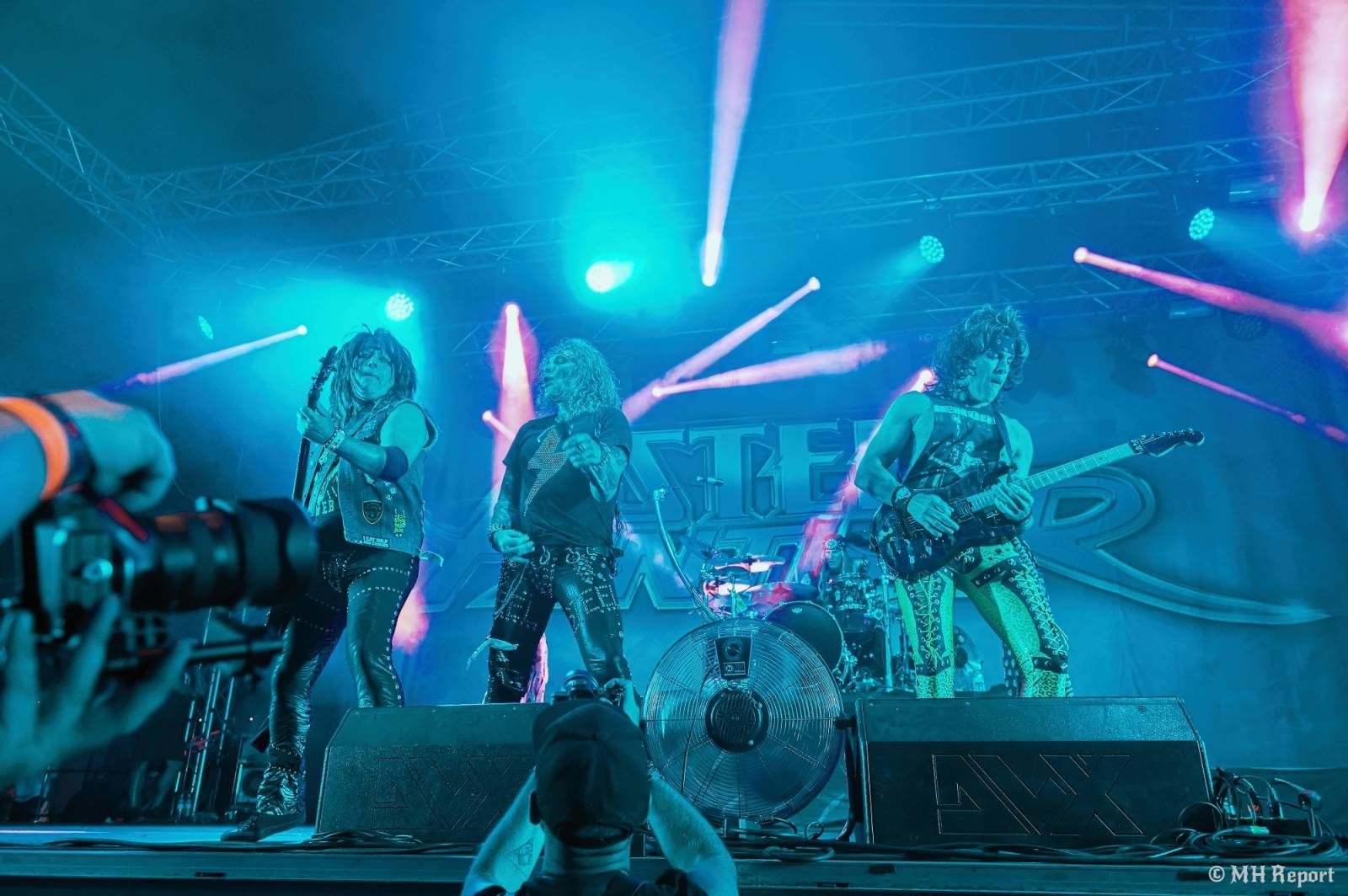 Tahákem třetího dne Basinfirefestu byli Napalm Death, dorazili i Paradise Lost a Six Feet Under