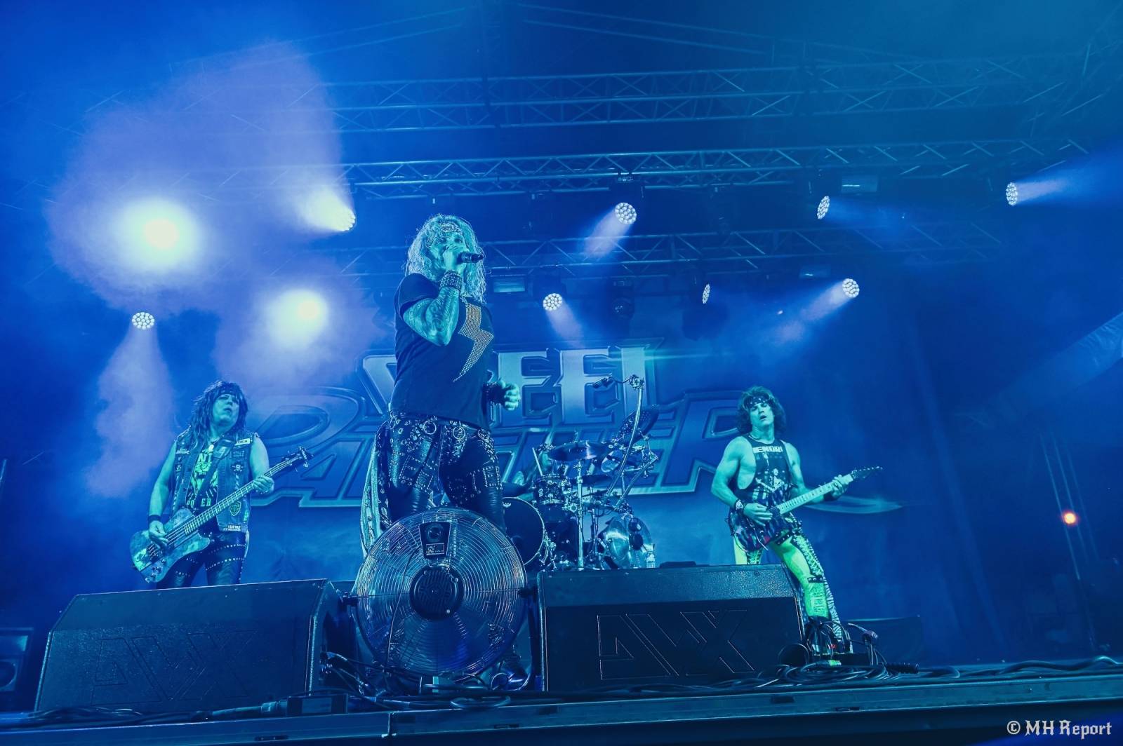 Tahákem třetího dne Basinfirefestu byli Napalm Death, dorazili i Paradise Lost a Six Feet Under