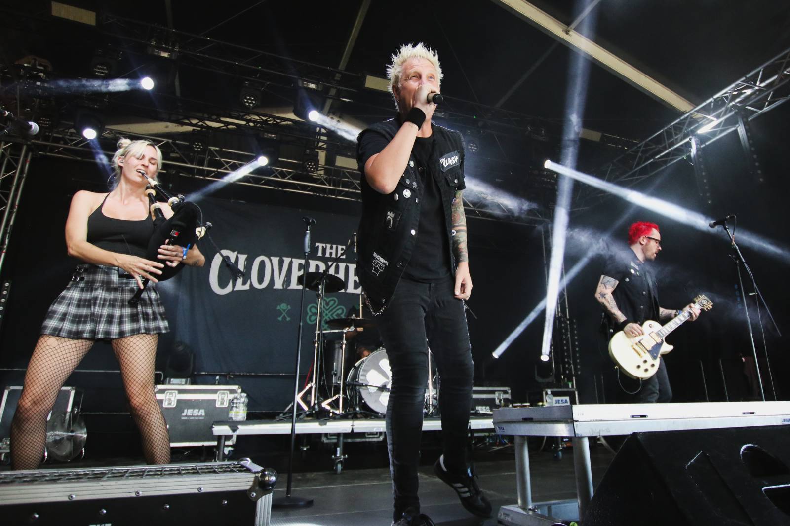 Mighty Sounds 2026, den druhý: Popelnicový riot, triumf Pennywise a noční tanec s The Baboon Show