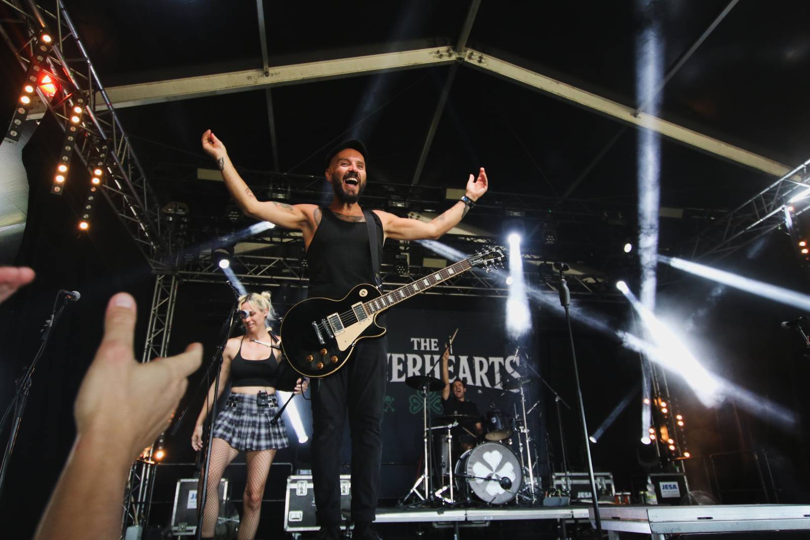 Mighty Sounds 2026, den druhý: Popelnicový riot, triumf Pennywise a noční tanec s The Baboon Show