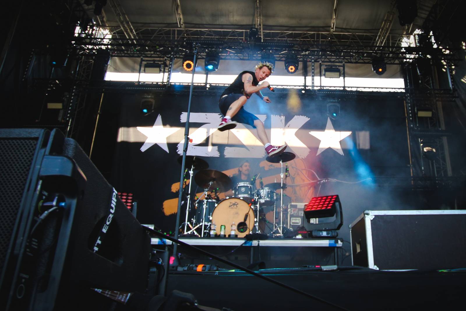 Mighty Sounds 2026, den druhý: Popelnicový riot, triumf Pennywise a noční tanec s The Baboon Show