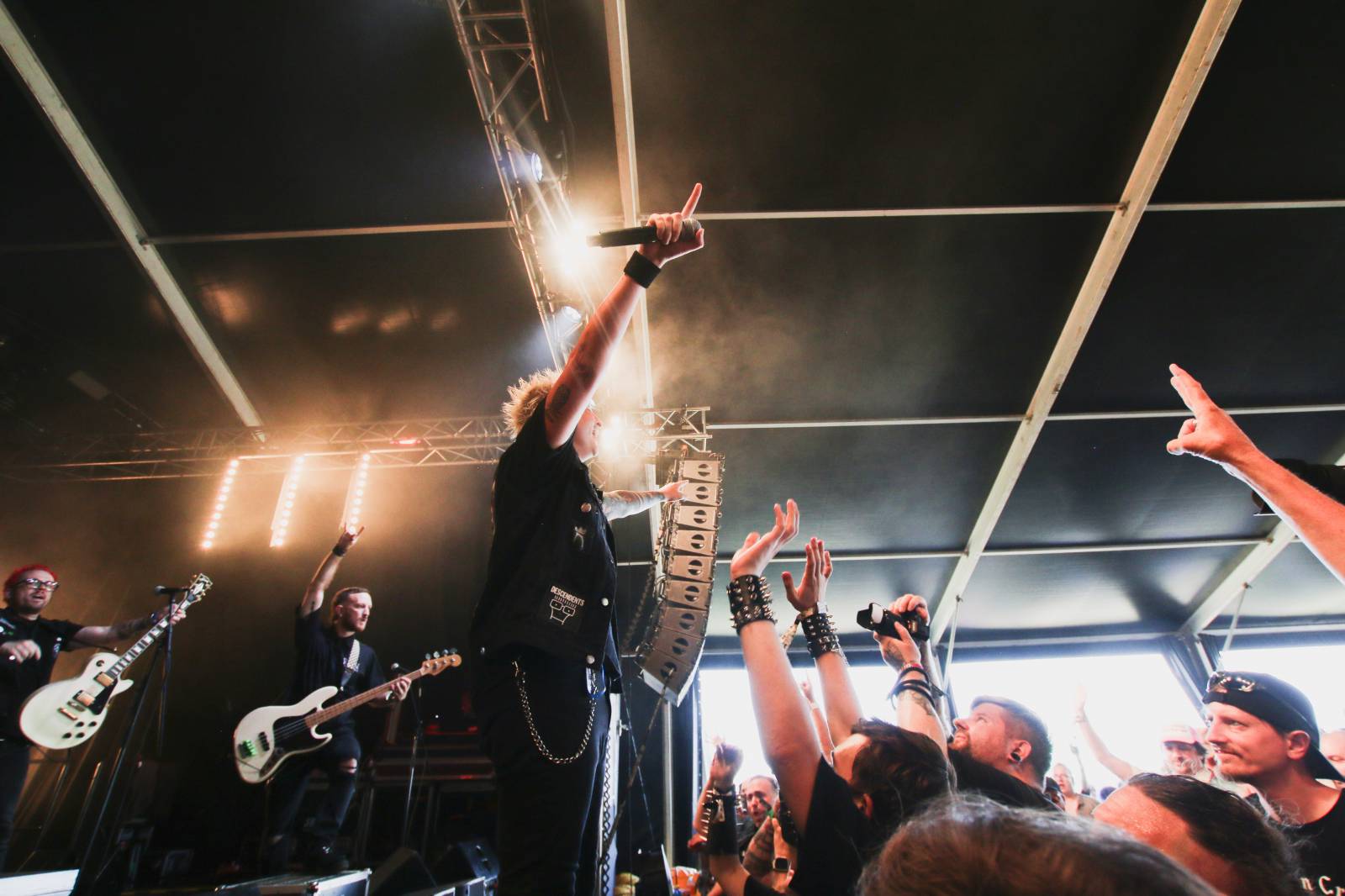 Mighty Sounds 2026, den druhý: Popelnicový riot, triumf Pennywise a noční tanec s The Baboon Show