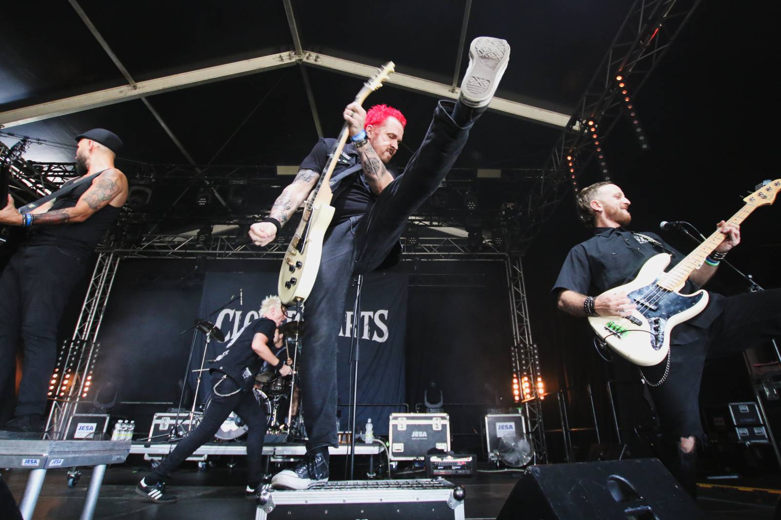 Mighty Sounds 2026, den druhý: Popelnicový riot, triumf Pennywise a noční tanec s The Baboon Show