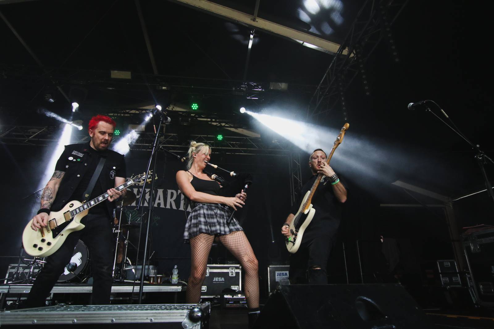 Mighty Sounds 2026, den druhý: Popelnicový riot, triumf Pennywise a noční tanec s The Baboon Show