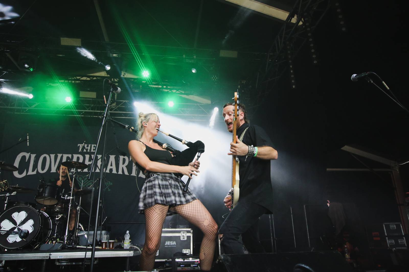 Mighty Sounds 2026, den druhý: Popelnicový riot, triumf Pennywise a noční tanec s The Baboon Show