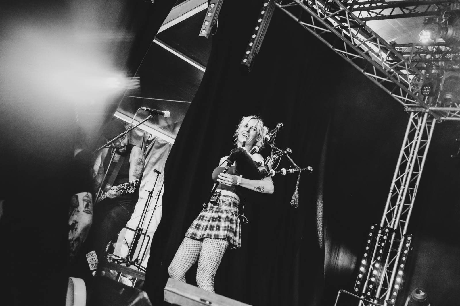 Mighty Sounds 2026, den druhý: Popelnicový riot, triumf Pennywise a noční tanec s The Baboon Show