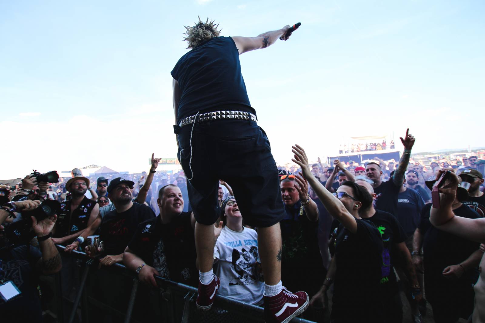 Mighty Sounds 2026, den druhý: Popelnicový riot, triumf Pennywise a noční tanec s The Baboon Show
