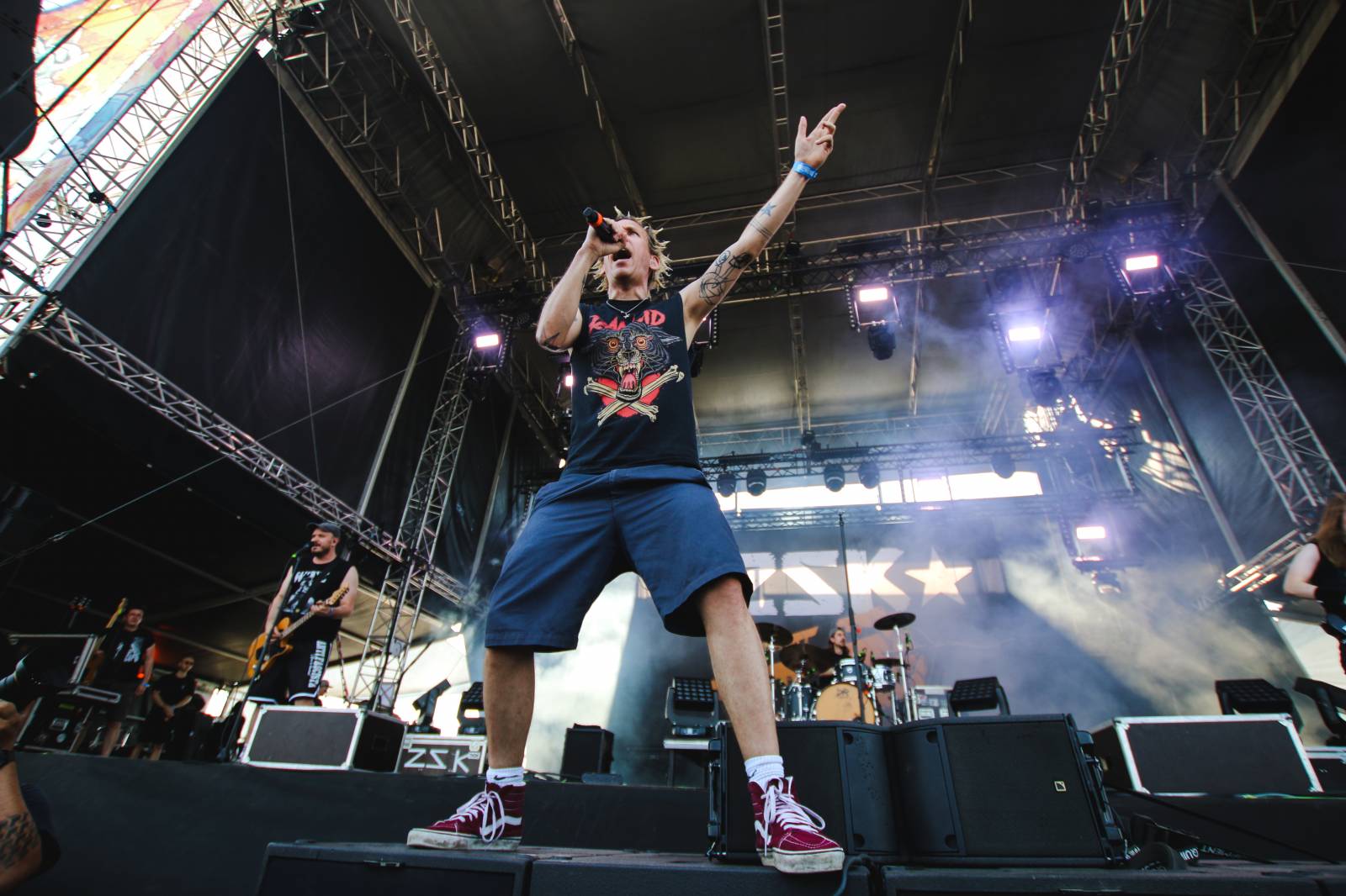 Mighty Sounds 2026, den druhý: Popelnicový riot, triumf Pennywise a noční tanec s The Baboon Show