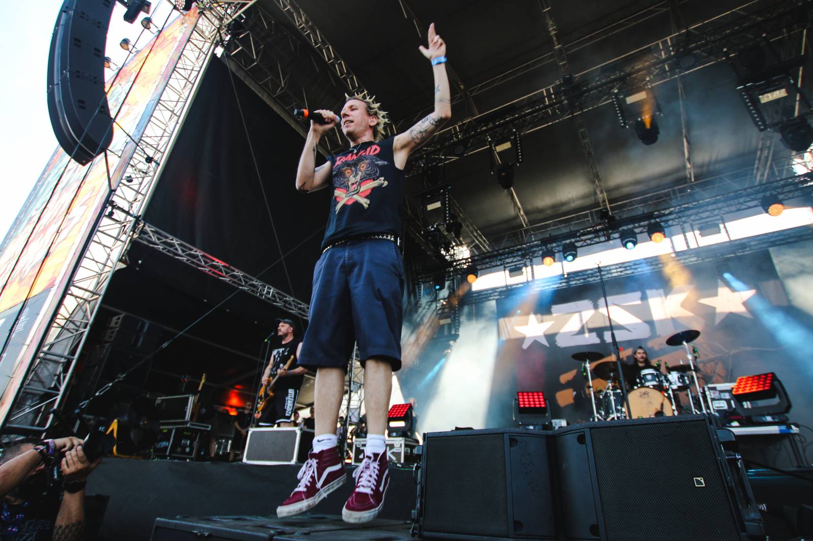 Mighty Sounds 2026, den druhý: Popelnicový riot, triumf Pennywise a noční tanec s The Baboon Show