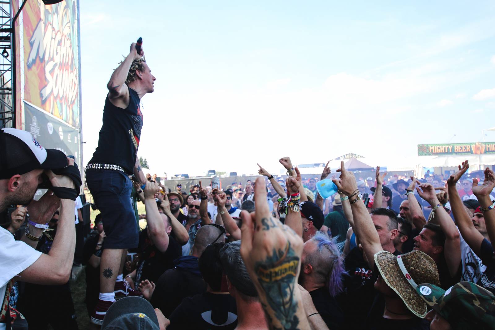 Mighty Sounds 2026, den druhý: Popelnicový riot, triumf Pennywise a noční tanec s The Baboon Show