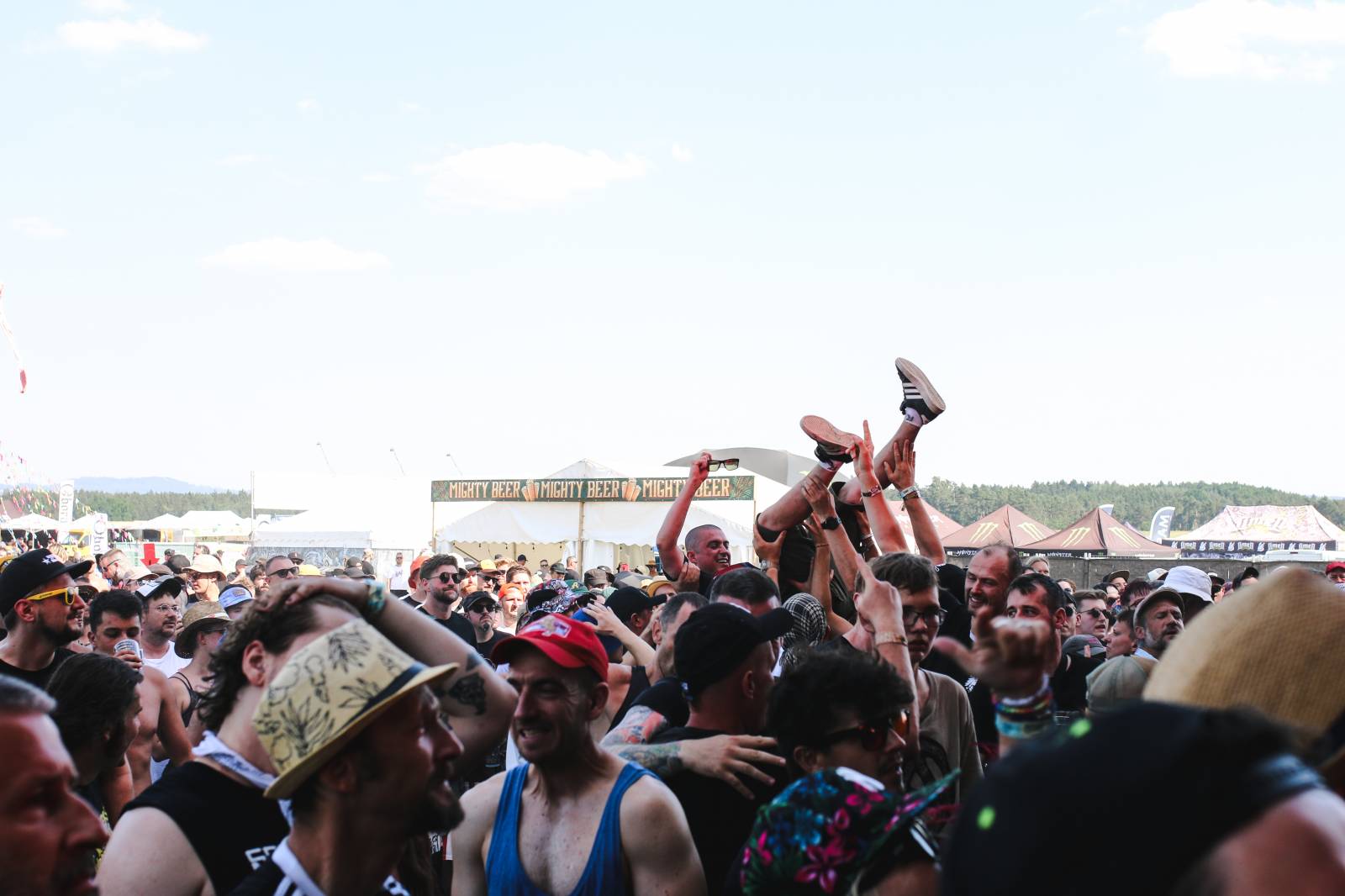 Mighty Sounds 2026, den druhý: Popelnicový riot, triumf Pennywise a noční tanec s The Baboon Show