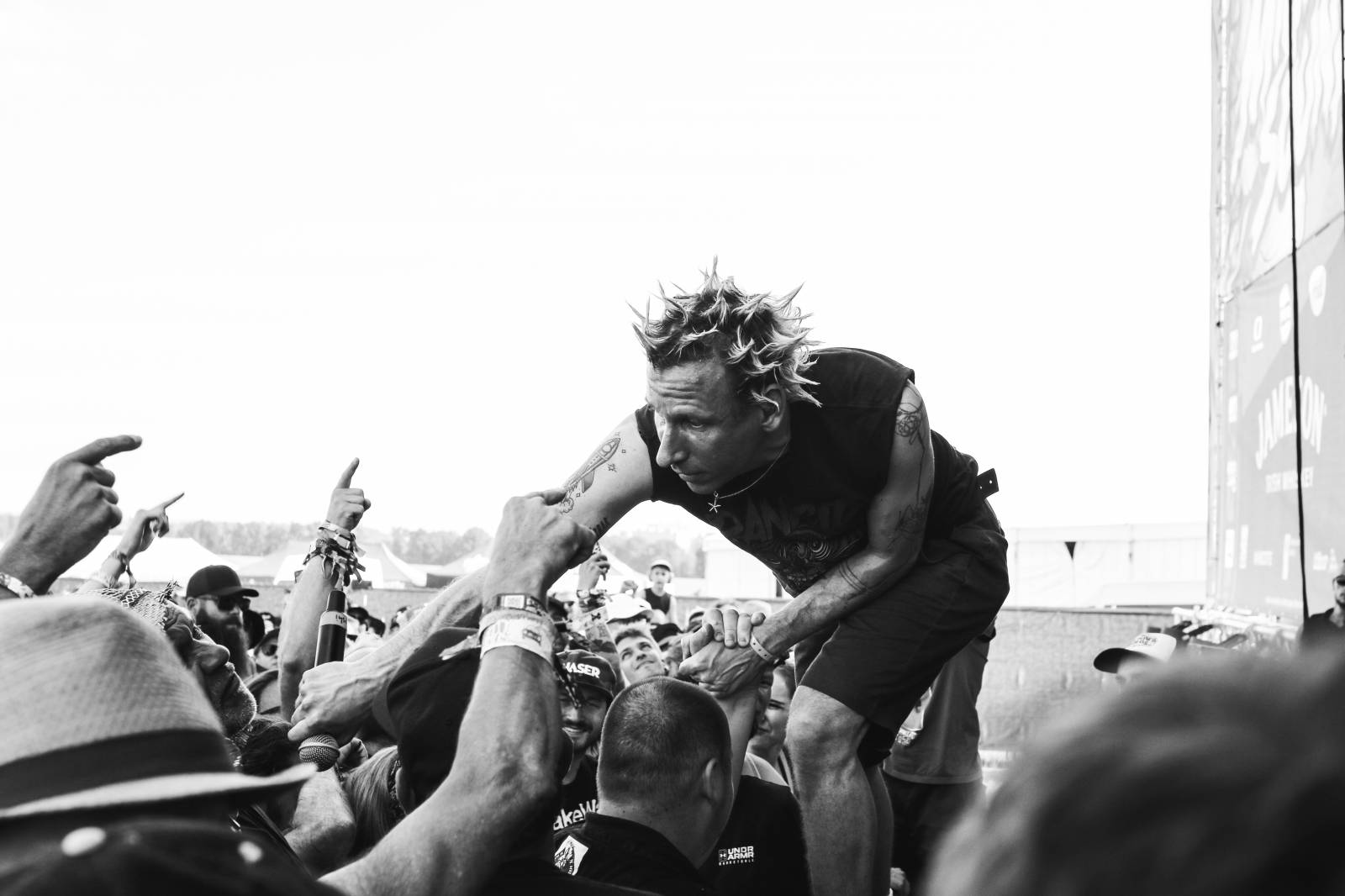 Mighty Sounds 2026, den druhý: Popelnicový riot, triumf Pennywise a noční tanec s The Baboon Show