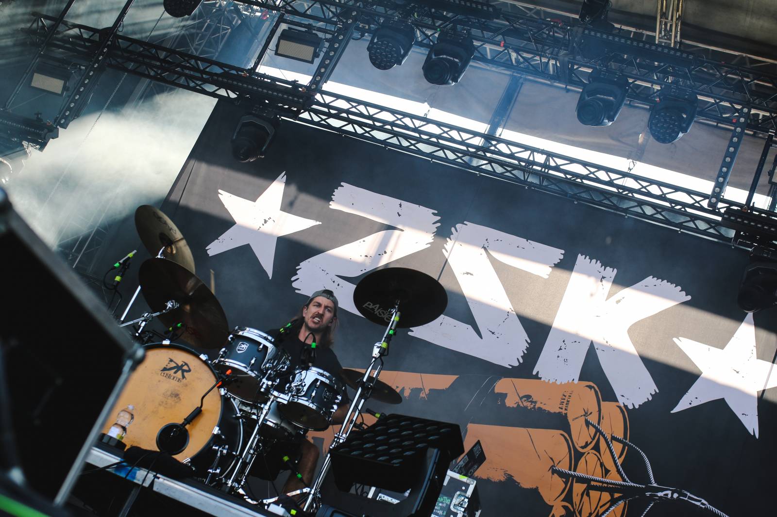 Mighty Sounds 2026, den druhý: Popelnicový riot, triumf Pennywise a noční tanec s The Baboon Show